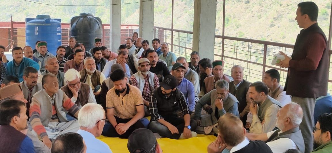 जिला किन्नौर में बर्फबारी और ग्लेशियर से क्षतिग्रस्त सेब के पेड़ । फाइल फोटो जिला किन्नौर में बर्फबारी और ग्लेशियर से क्षतिग्रस्त सेब के पेड़ । फाइल फोटो