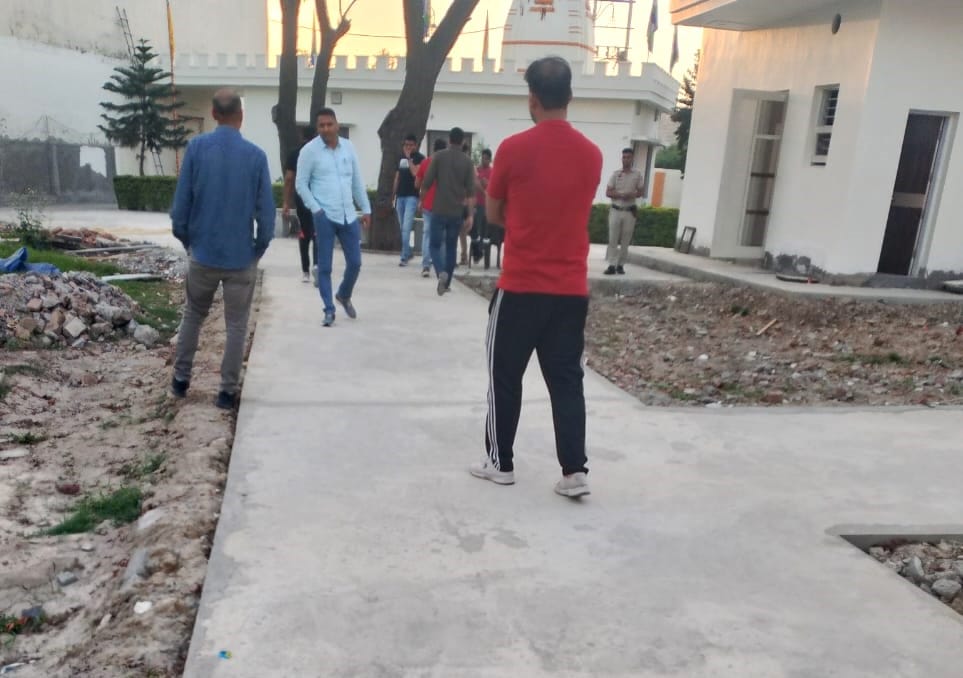 कुरुक्षेत्र। श्री आदिनाथ दिगम्बर जैन मंदिर में पुजारी की हत्या के बाद कार्रवाई करता पुलिसकर्मी कुरुक्षेत्र। श्री आदिनाथ दिगम्बर जैन मंदिर में पुजारी की हत्या के बाद कार्रवाई करता पुलिसकर्मी