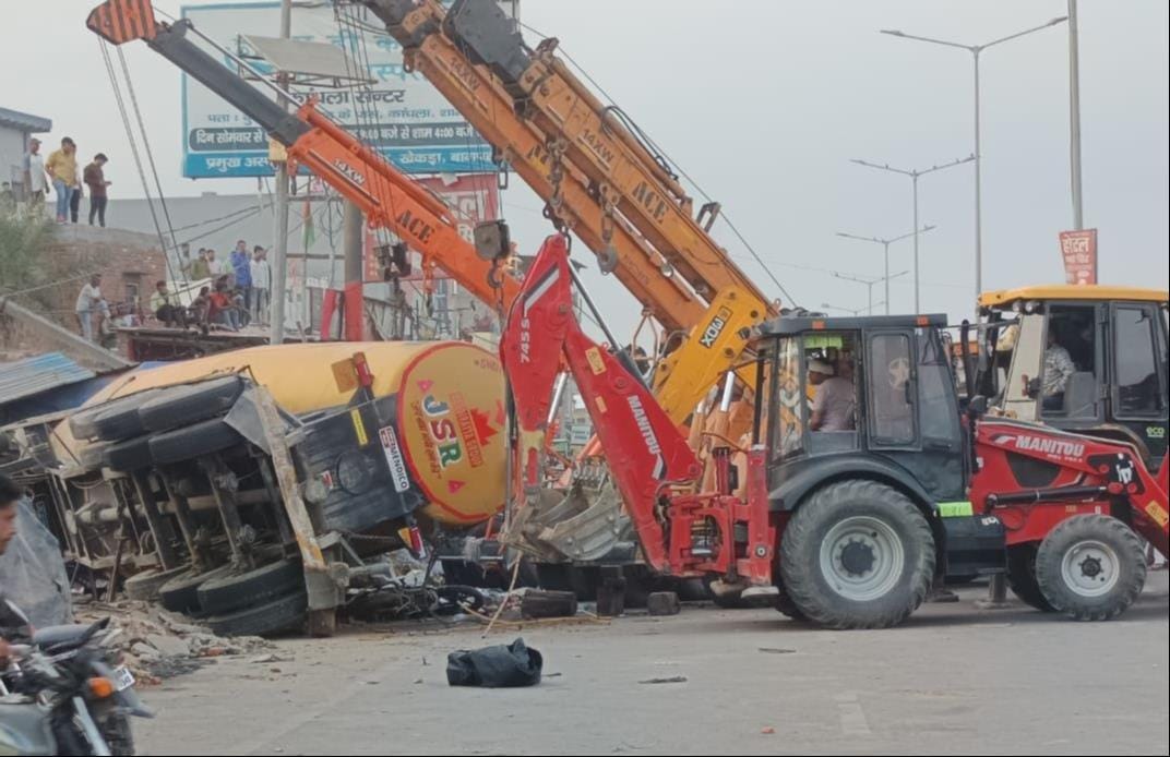 कांधला में ट्रक को उठाने के लिये पहुची जेसीबी