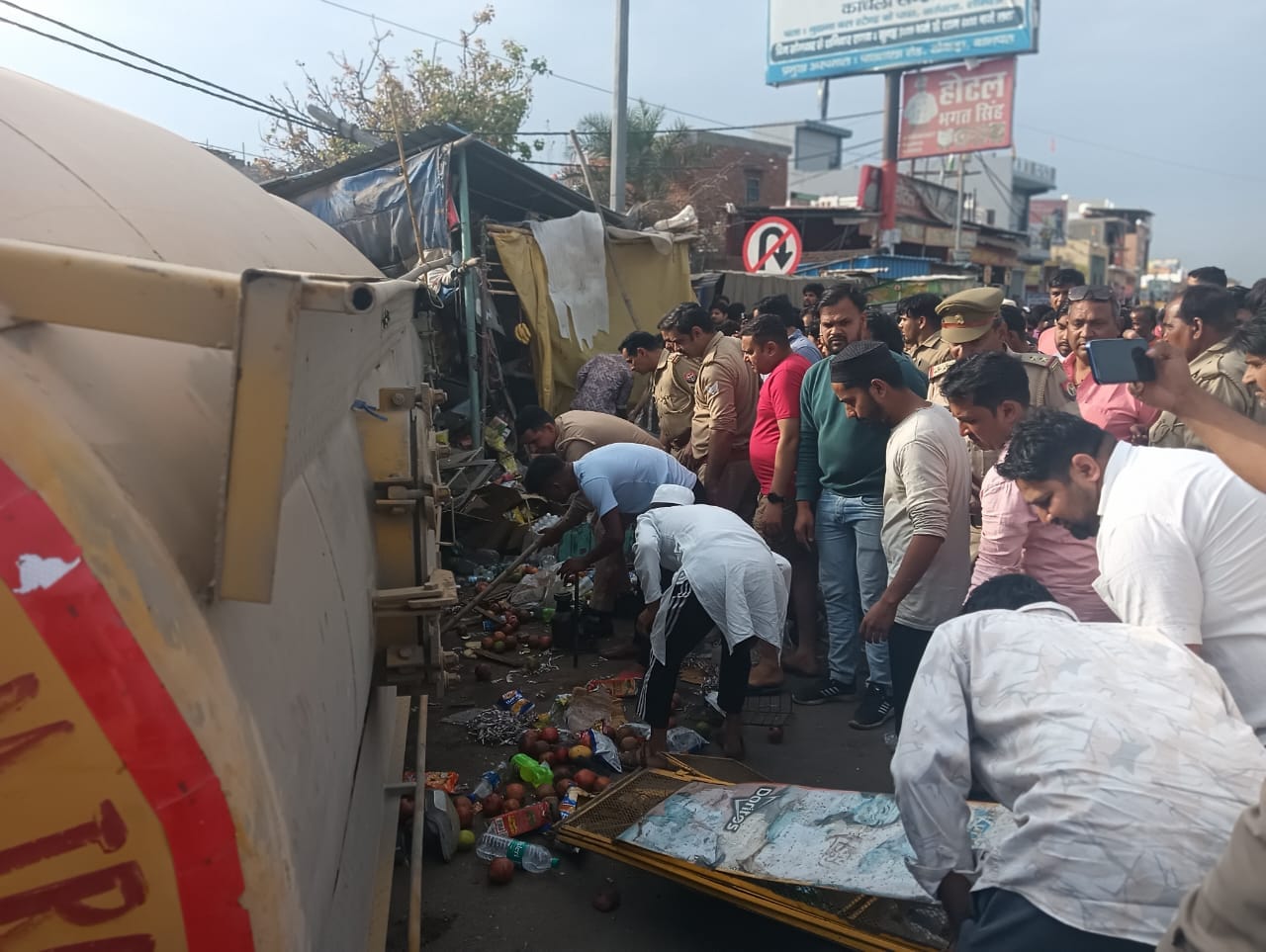 कांधला में ट्रक को उठाने के लिये पहुची जेसीबी