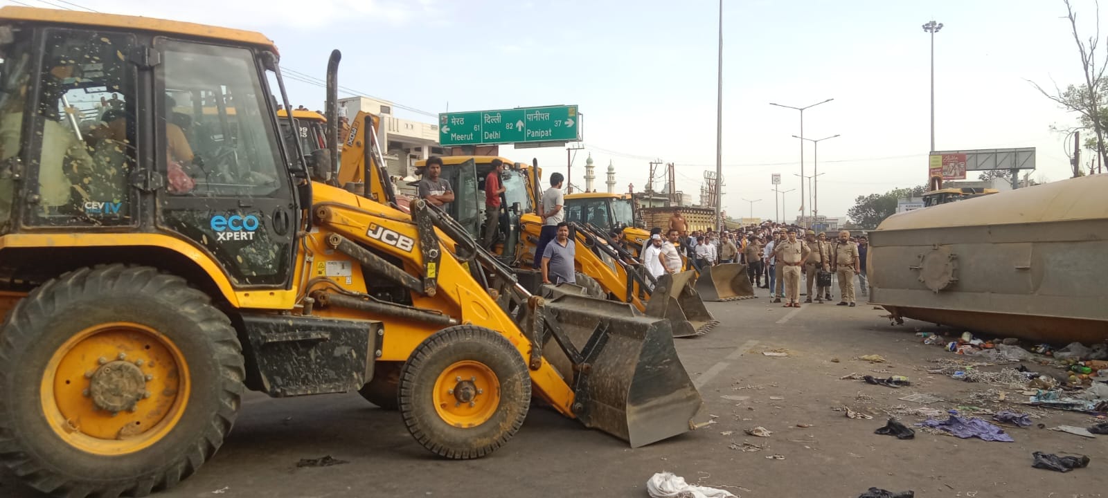 कांधला में ट्रक पलटने के बाद लगी भीड कांधला में ट्रक पलटने के बाद लगी भीड