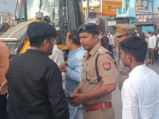 कांधला में ट्रक पलटने के बाद लगी भीड कांधला में ट्रक पलटने के बाद लगी भीड
