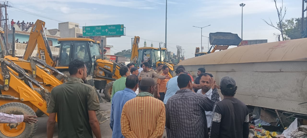 कांधला में ट्रक पलटने के बाद लगी भीड कांधला में ट्रक पलटने के बाद लगी भीड
