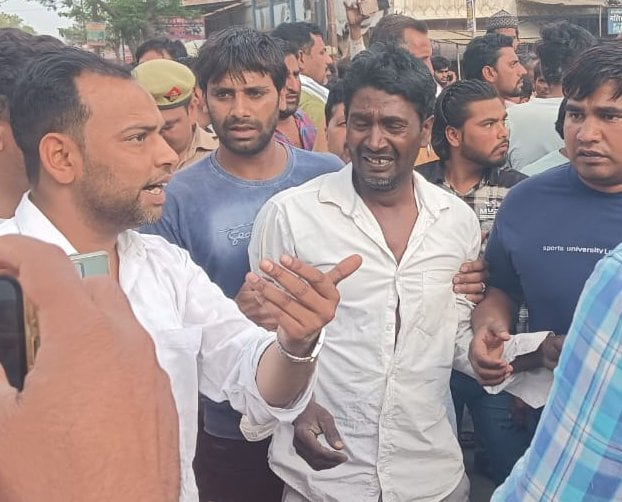 कांधला में ट्रक पलटने के बाद लगी भीड कांधला में ट्रक पलटने के बाद लगी भीड