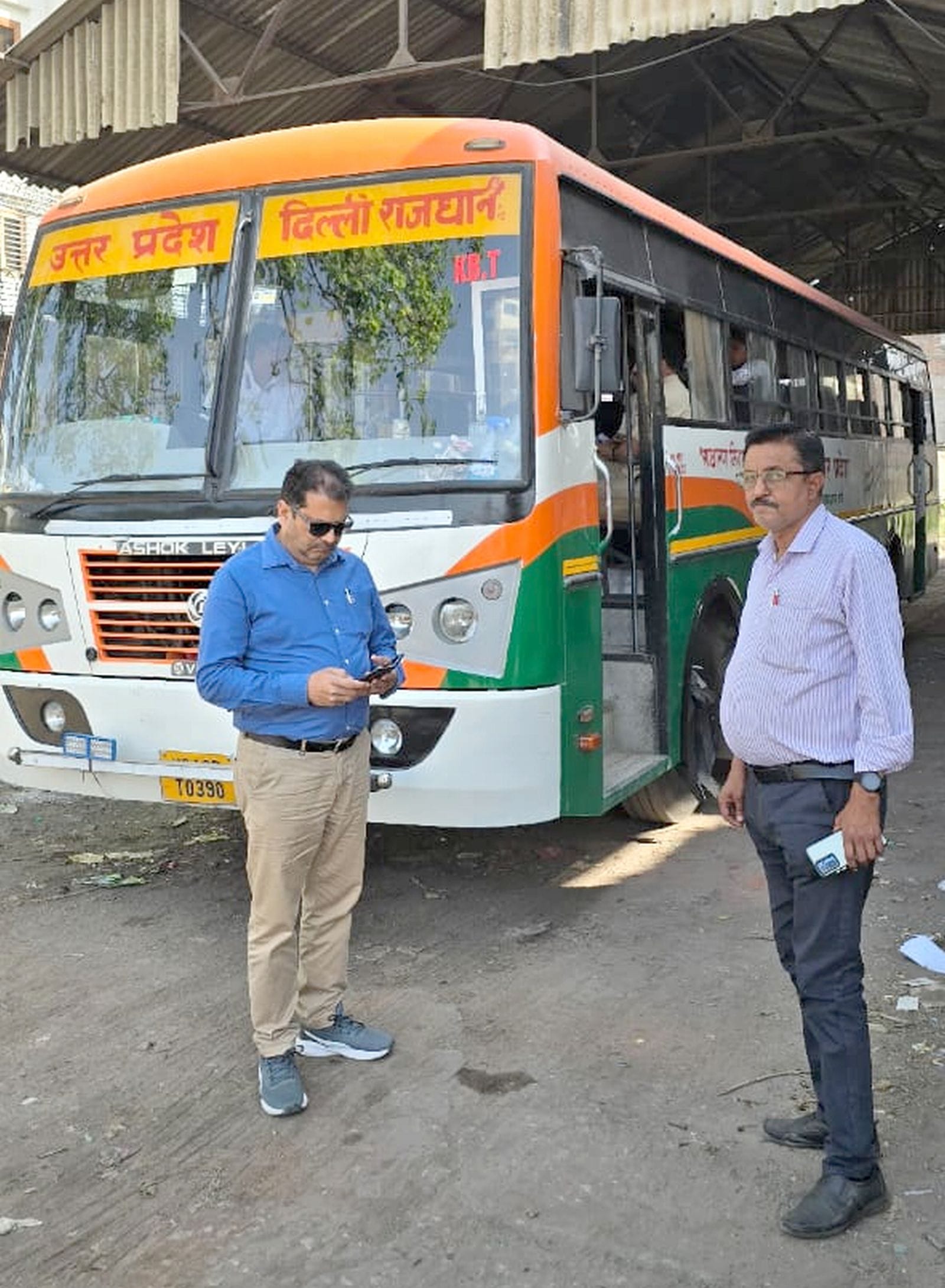 म्याऊं में डंपर की चेकिंग करते एआटीओ अंबरीश कुमार।स्रोत-एआरटीओ म्याऊं में डंपर की चेकिंग करते एआटीओ अंबरीश कुमार।स्रोत-एआरटीओ