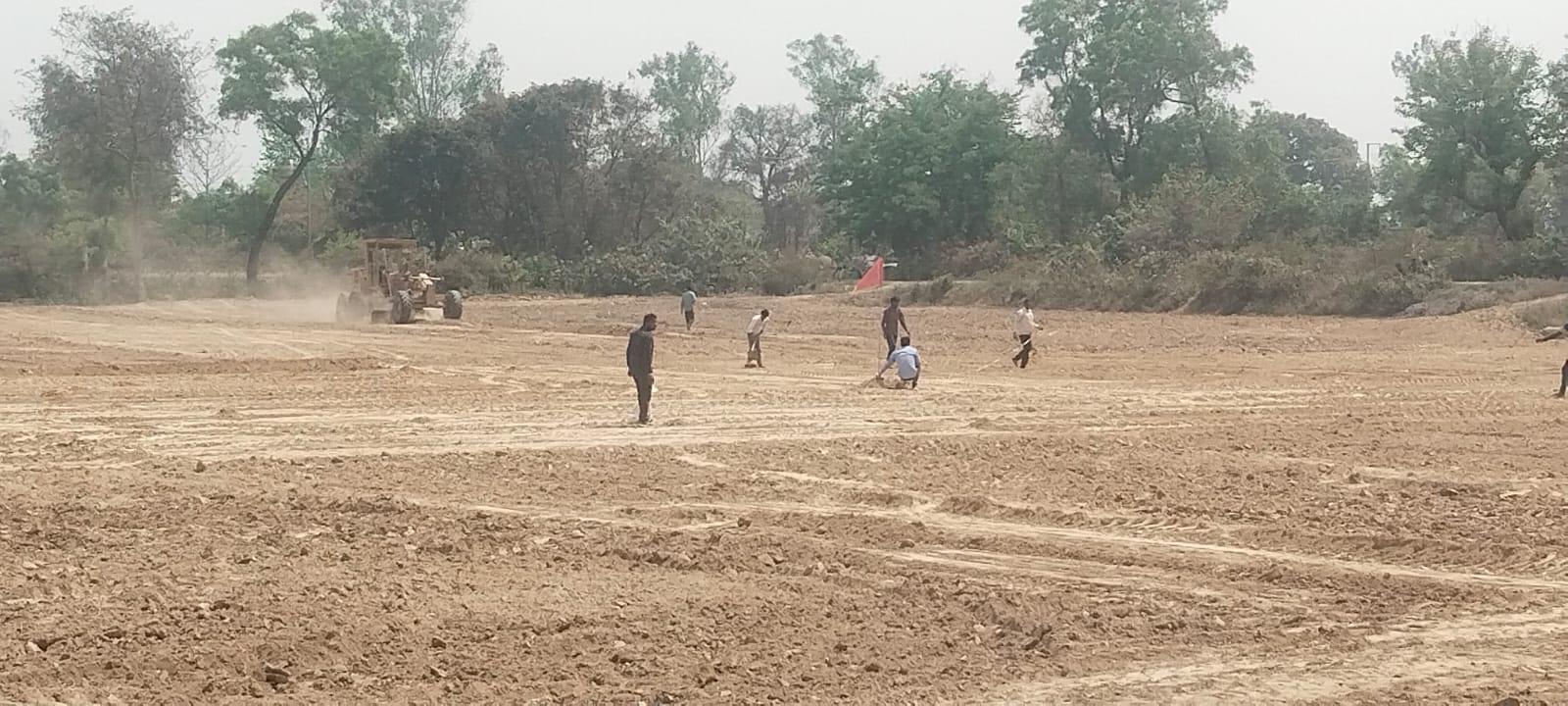 सभा स्थल के लिए जमीन देखती कमिश्नर और एडीजी एंव आईजी । स्रोत -सूचना विभाग सभा स्थल के लिए जमीन देखती कमिश्नर और एडीजी एंव आईजी । स्रोत -सूचना विभाग