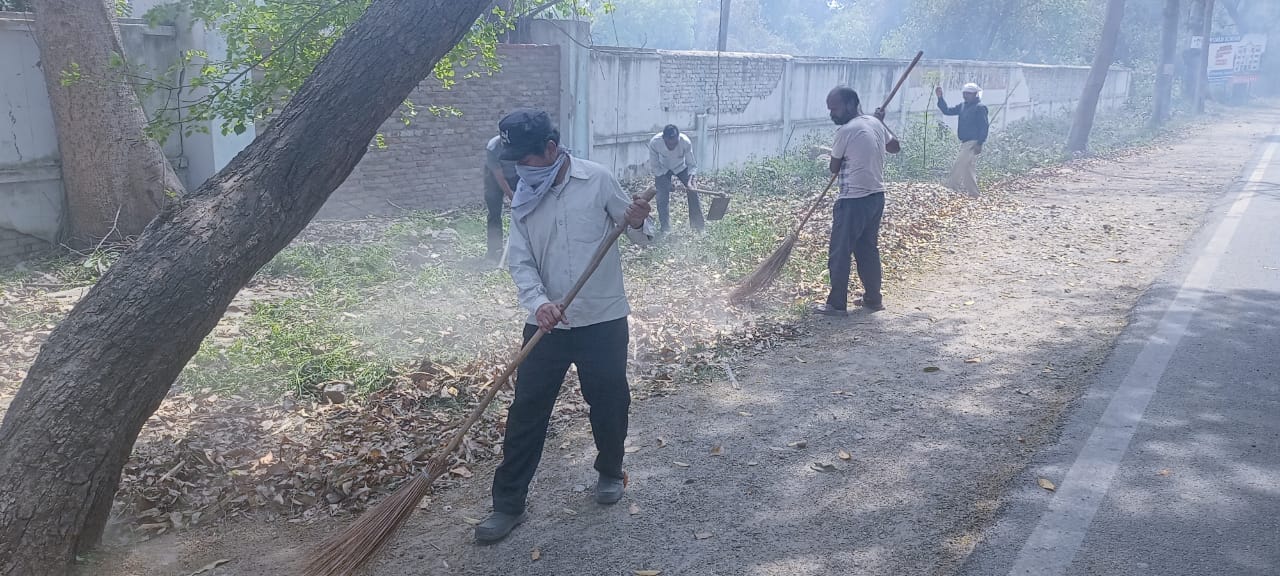 सभा स्थल के लिए जमीन देखती कमिश्नर और एडीजी एंव आईजी । स्रोत -सूचना विभाग सभा स्थल के लिए जमीन देखती कमिश्नर और एडीजी एंव आईजी । स्रोत -सूचना विभाग