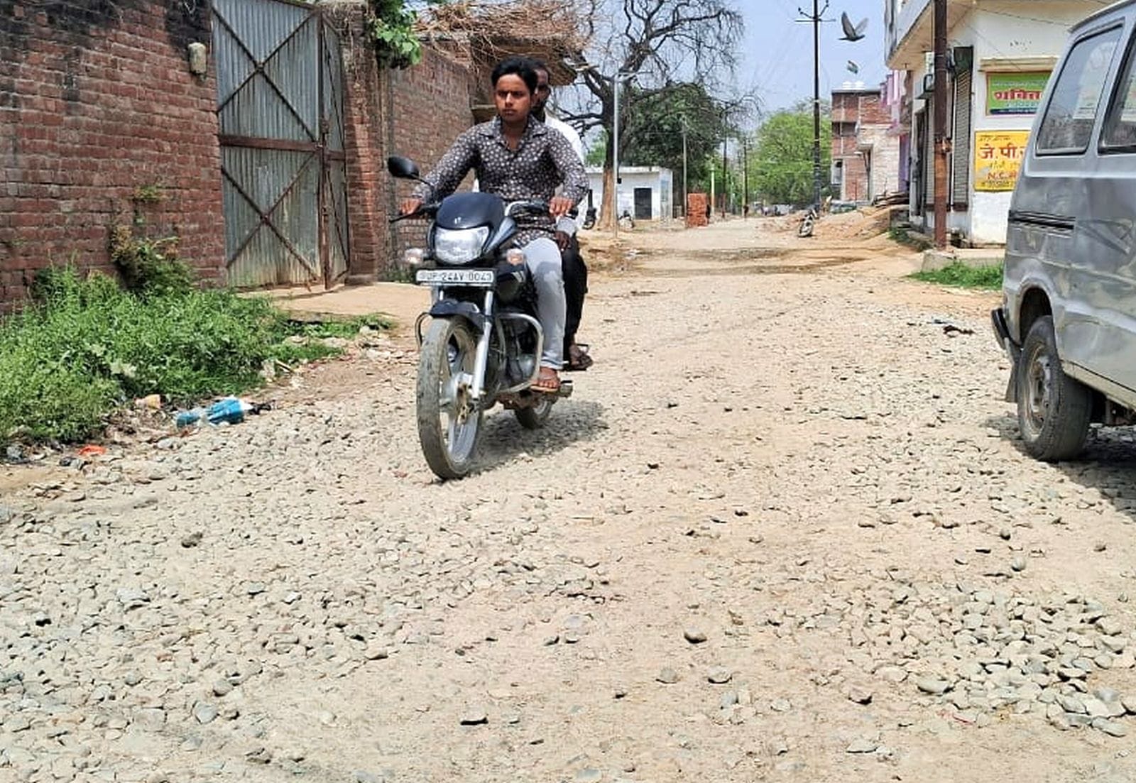 सिरसा रोड की टूटी पड़ी सड़क। संवाद सिरसा रोड की टूटी पड़ी सड़क। संवाद
