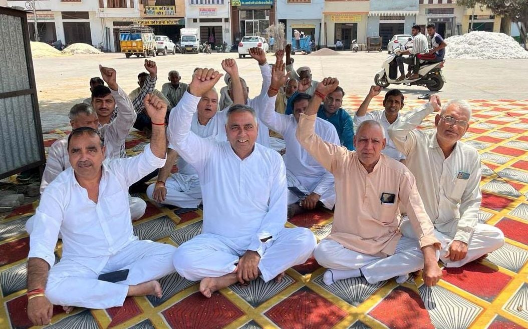 04जेएनडी14: सरकार के खिलाफ नारेबाजी करते हुए आढ़ती। संवाद