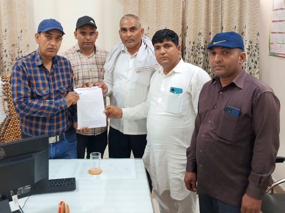 04जेएनडी27-रोडवेज महाप्रबंधक के स्टेनो को ज्ञापन सौंपते सांझा मोर्चा के सदस्य। स्रोत संगठन 04जेएनडी27-रोडवेज महाप्रबंधक के स्टेनो को ज्ञापन सौंपते सांझा मोर्चा के सदस्य। स्रोत संगठन