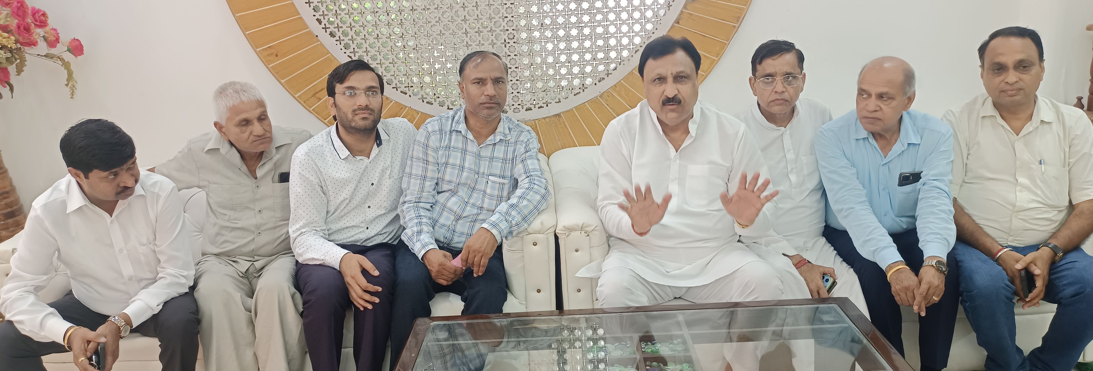 05जेएनडी04: व्यापारी प्रतिनिधियों को संबोधित करते हुए व्यापार मंडल के प्रांतीय अध्यक्ष बजरंग गर
