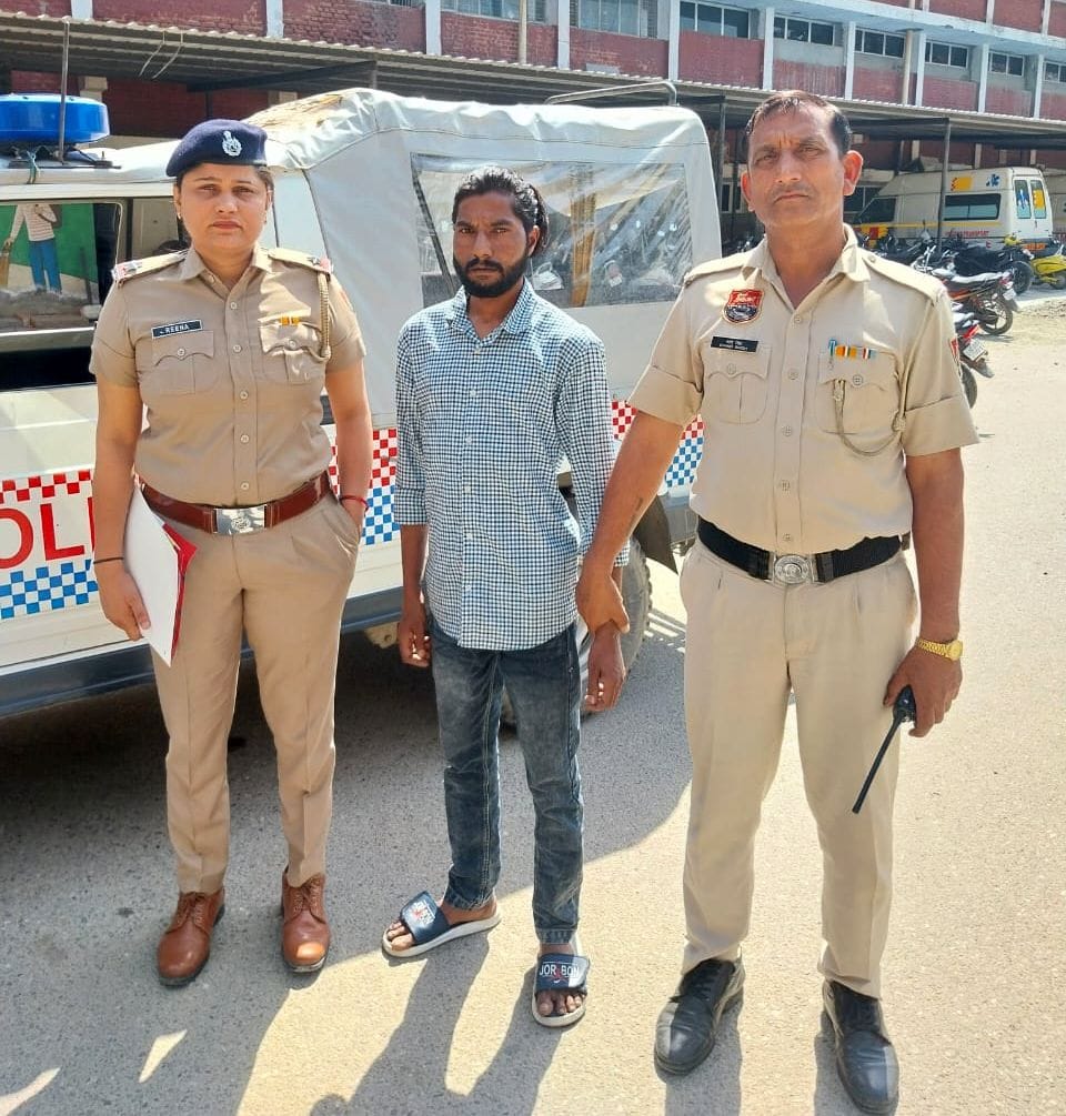 05जेएनडी07-नागरिक अस्पताल में आरोपी का मेडिकल करवाने पहुंची पुलिस। स्रोत पुलिस