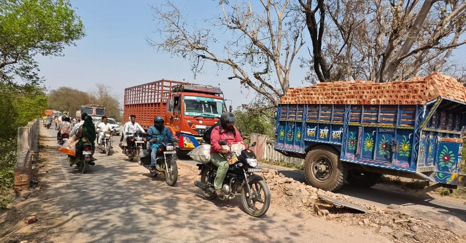 बिसौली के सोत नदी के जर्जर पुल से गुजरते वाहन। संवाद बिसौली के सोत नदी के जर्जर पुल से गुजरते वाहन। संवाद
