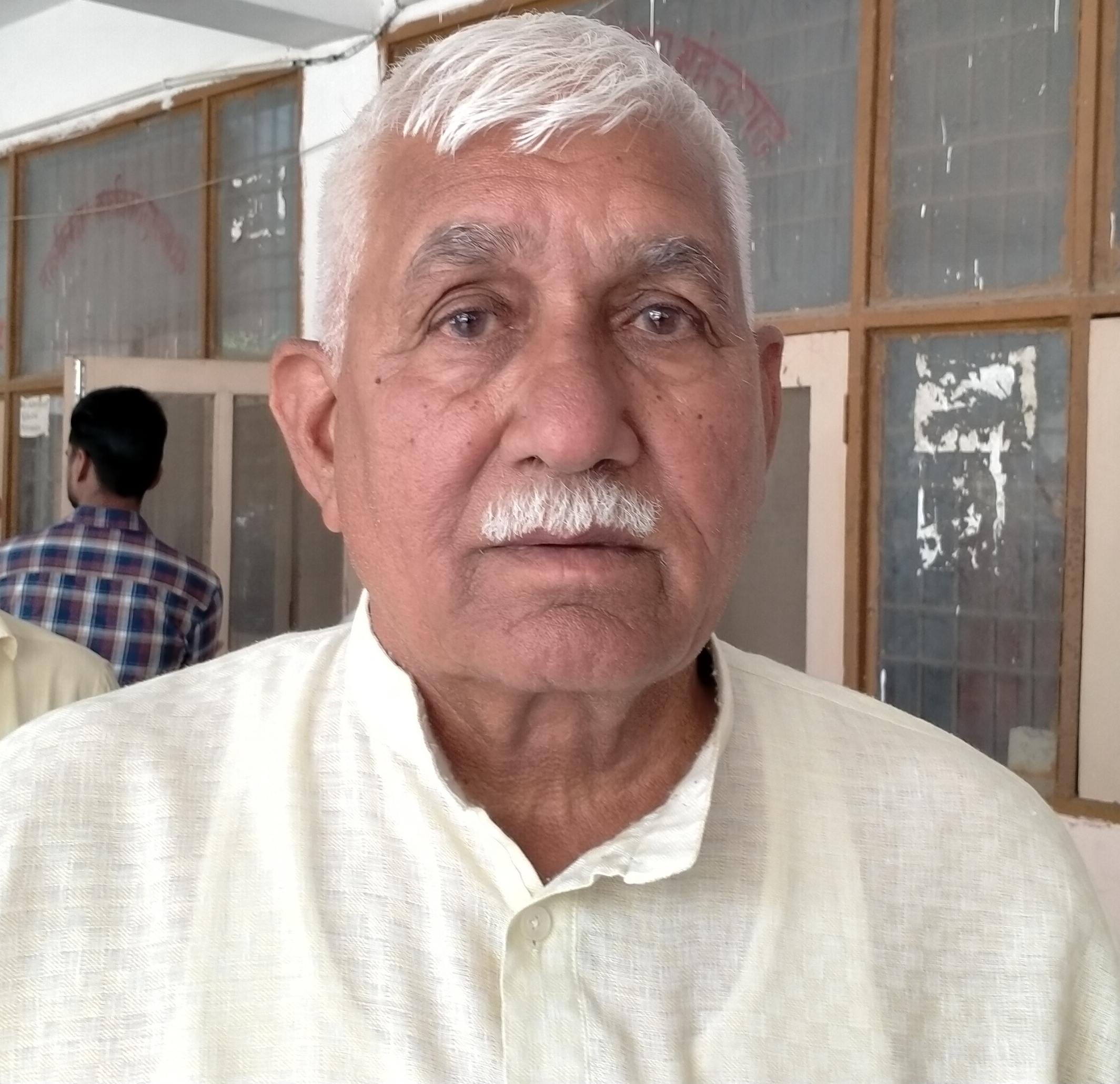 फोटो संख्या:51- तहसील कार्यालय में साइट चलने के इंतजार करते लोग व आराम करती महिलाएं--स्रोत--संव फोटो संख्या:51- तहसील कार्यालय में साइट चलने के इंतजार करते लोग व आराम करती महिलाएं--स्रोत--संव