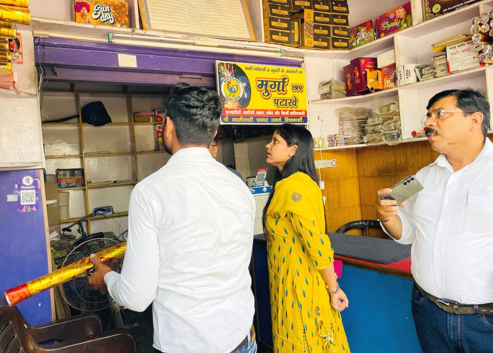 घटना स्थल पर पुलिस व प्रशासन से जानकारी करतीं एडीएम प्रशासन रेनू सिंह। संवाद