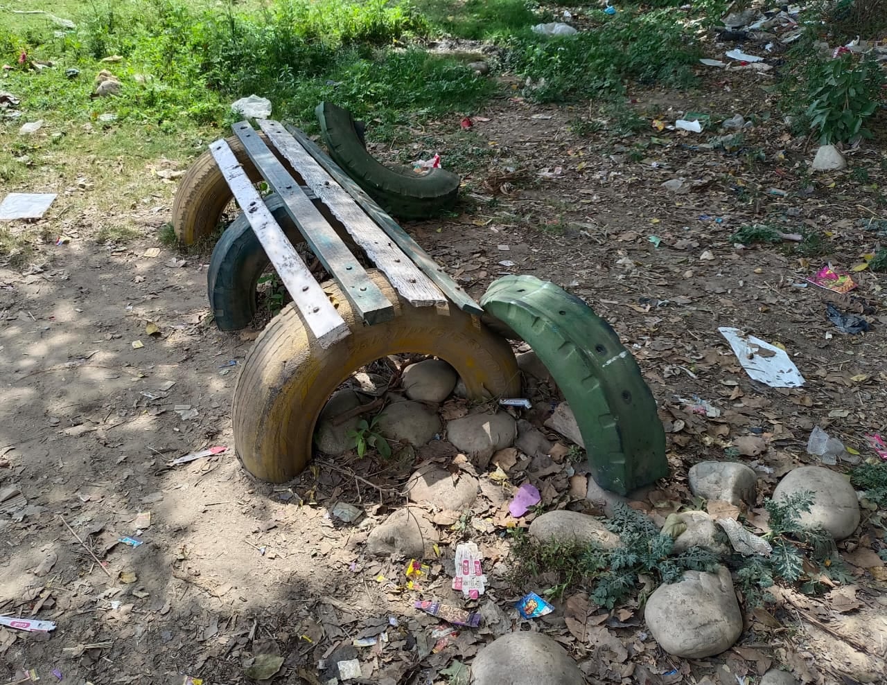 खकरा पुल के रिवर फ्रंट पर फैंली गंदगी । संवाद खकरा पुल के रिवर फ्रंट पर फैंली गंदगी । संवाद
