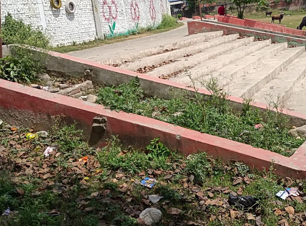 खकरा पुल के रिवर फ्रंट पर फैंली गंदगी । संवाद खकरा पुल के रिवर फ्रंट पर फैंली गंदगी । संवाद