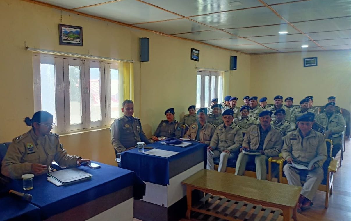 सीएचसी अरसू में चिकित्सकों की समस्या को लेकर बैठक में चर्चा करते ग्रामीण सीएचसी अरसू में चिकित्सकों की समस्या को लेकर बैठक में चर्चा करते ग्रामीण
