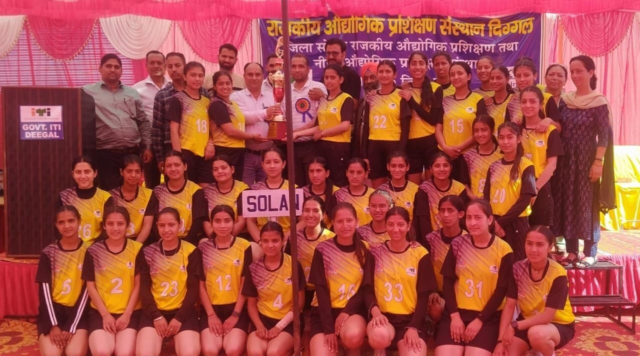 दिग्गल में कबड्डी प्रतियोगिता में दमखम दिखाती टीमें। संवाद दिग्गल में कबड्डी प्रतियोगिता में दमखम दिखाती टीमें। संवाद