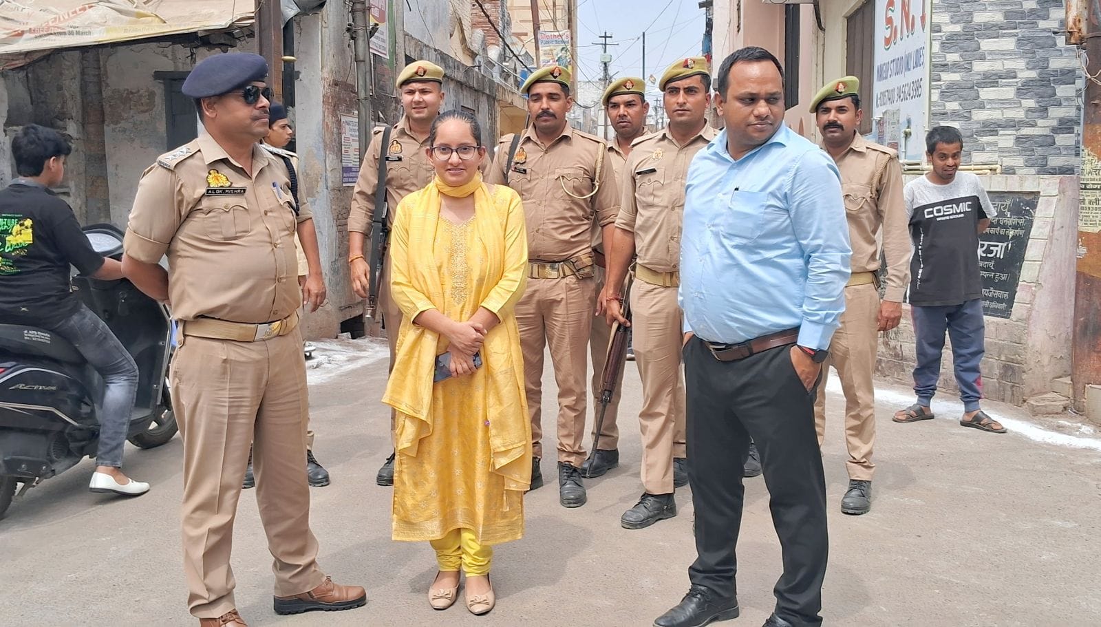 आलिया कादरिया में अलविदा की नमाज अदा करते मुस्लिम समाज के लोग।संवाद