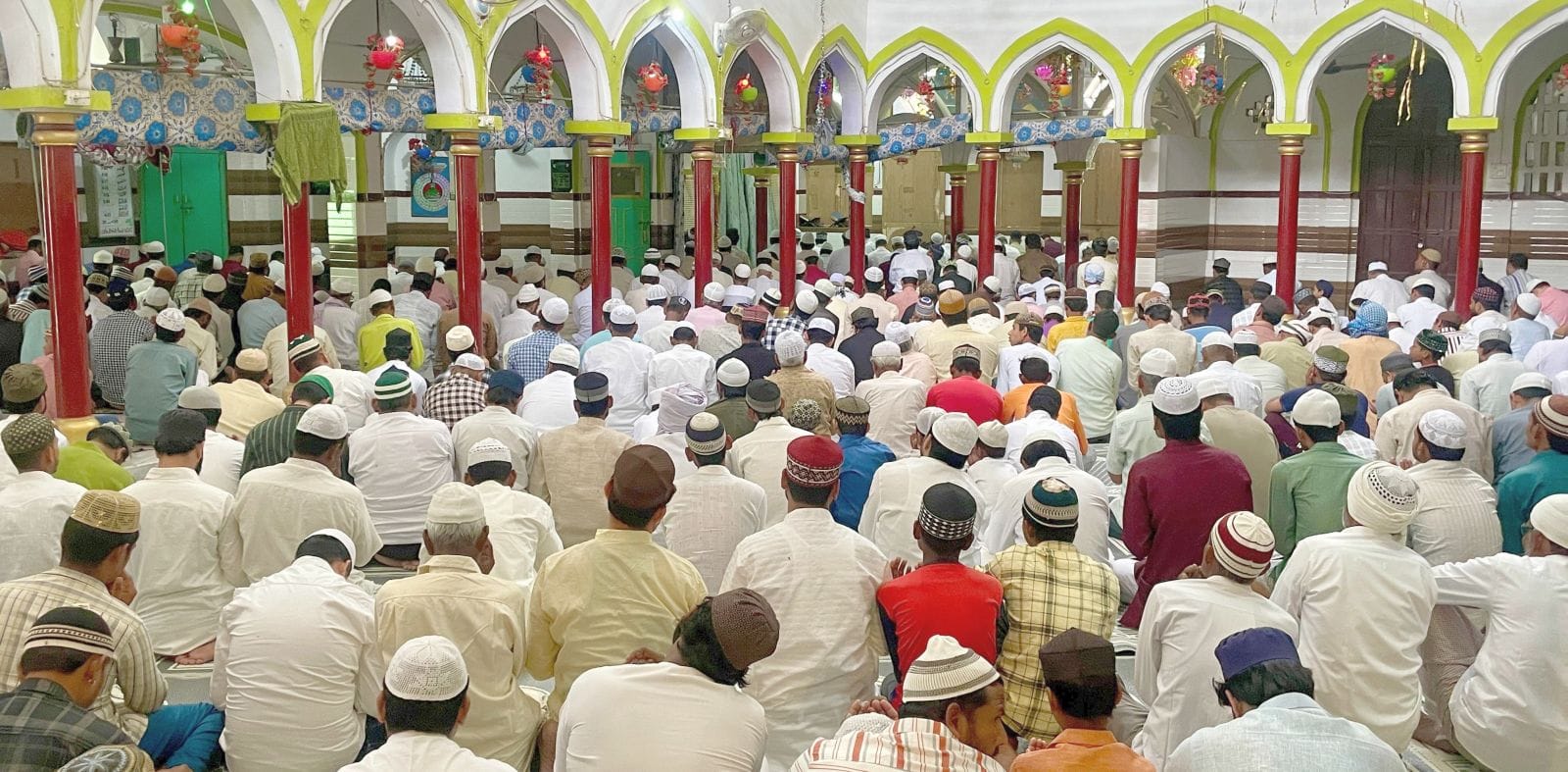 आलिया कादरिया में अलविदा की नमाज अदा करते मुस्लिम समाज के लोग।संवाद