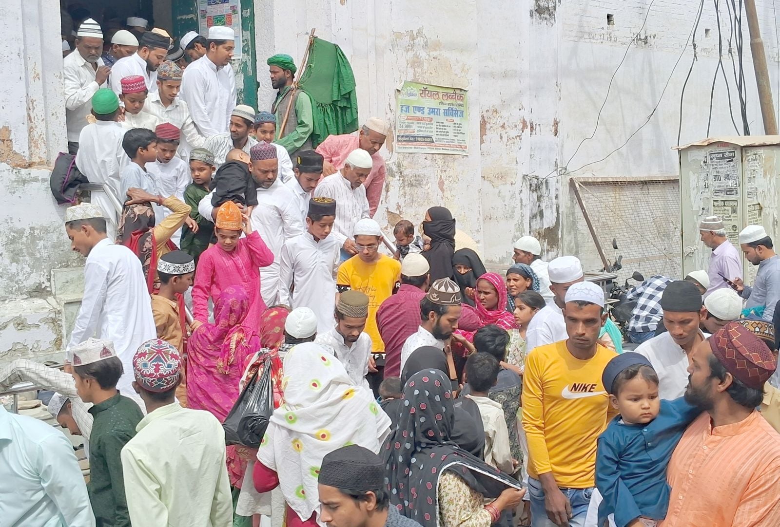 आलिया कादरिया में अलविदा की नमाज अदा करते मुस्लिम समाज के लोग।संवाद