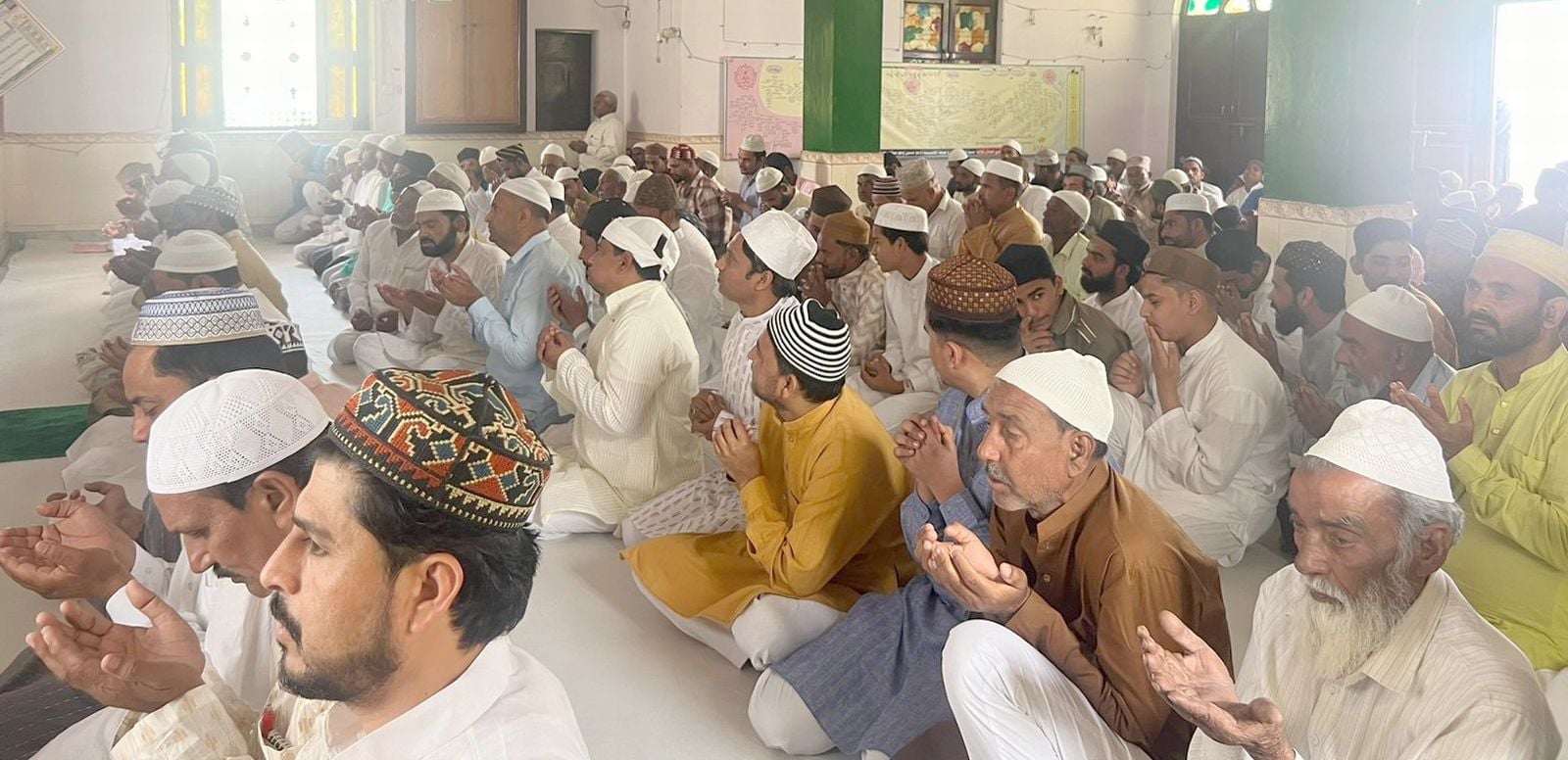 आलिया कादरिया में अलविदा की नमाज अदा करते मुस्लिम समाज के लोग।संवाद