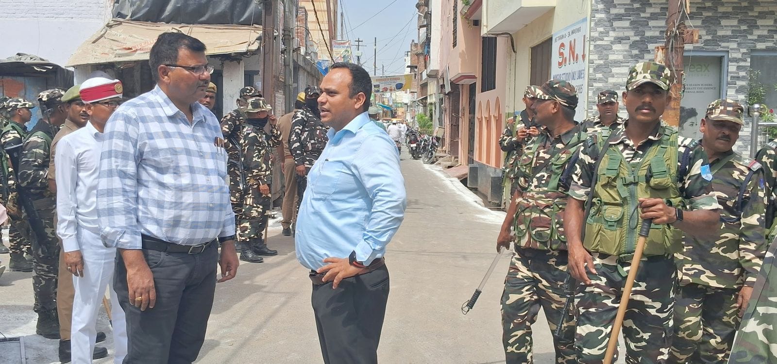 आलिया कादरिया में अलविदा की नमाज अदा करते मुस्लिम समाज के लोग।संवाद