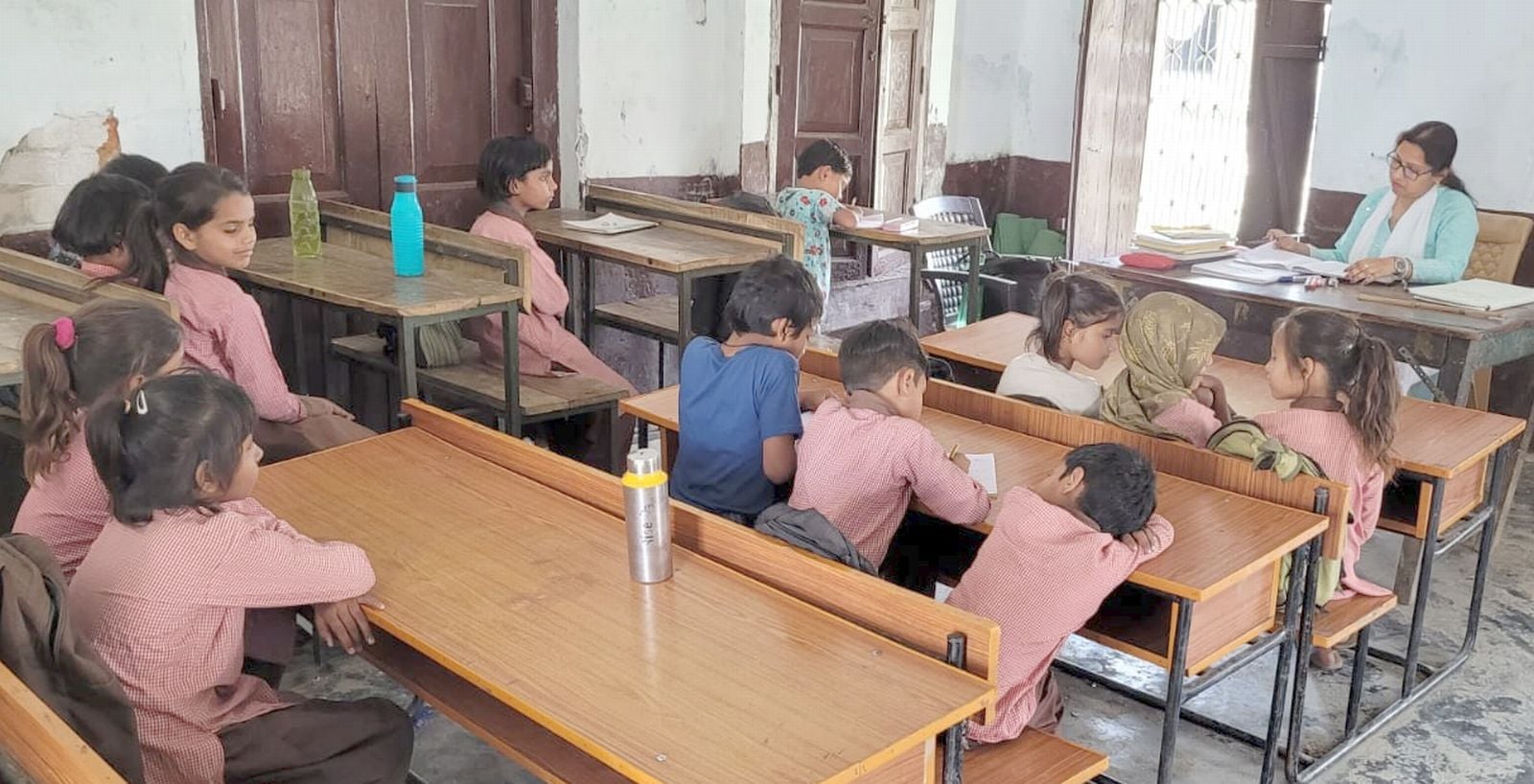 अलापुर के प्राथिमिक विद्यालय में पढ़ते बच्चे। संवाद