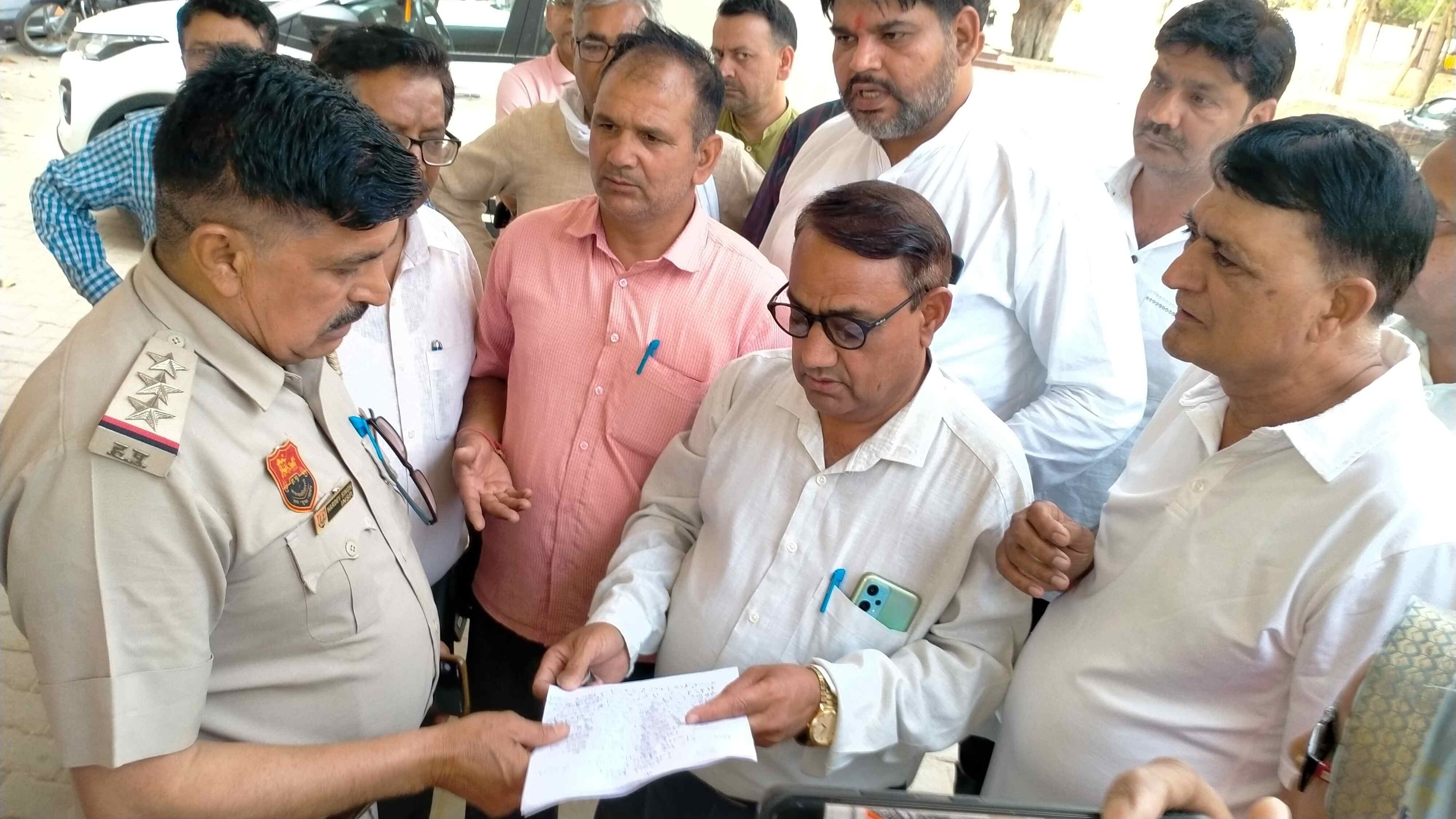 फोटो संख्या:67- नगर पालिका महेंद्रगढ़ में जेई मनोज कुमार से बातचीत करते शहरवासी--स्रोत--संवाद फोटो संख्या:67- नगर पालिका महेंद्रगढ़ में जेई मनोज कुमार से बातचीत करते शहरवासी--स्रोत--संवाद