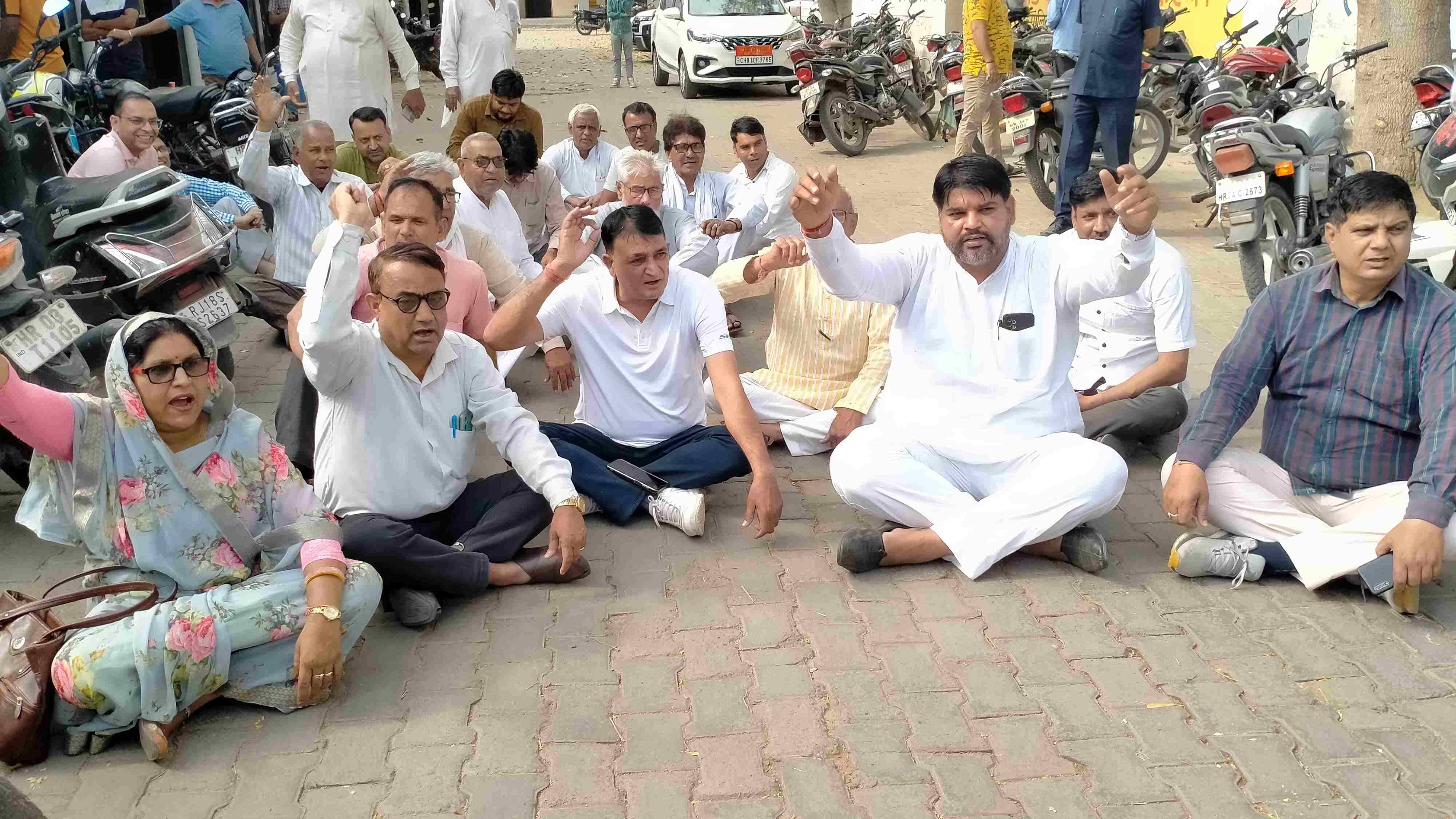 फोटो संख्या:67- नगर पालिका महेंद्रगढ़ में जेई मनोज कुमार से बातचीत करते शहरवासी--स्रोत--संवाद फोटो संख्या:67- नगर पालिका महेंद्रगढ़ में जेई मनोज कुमार से बातचीत करते शहरवासी--स्रोत--संवाद