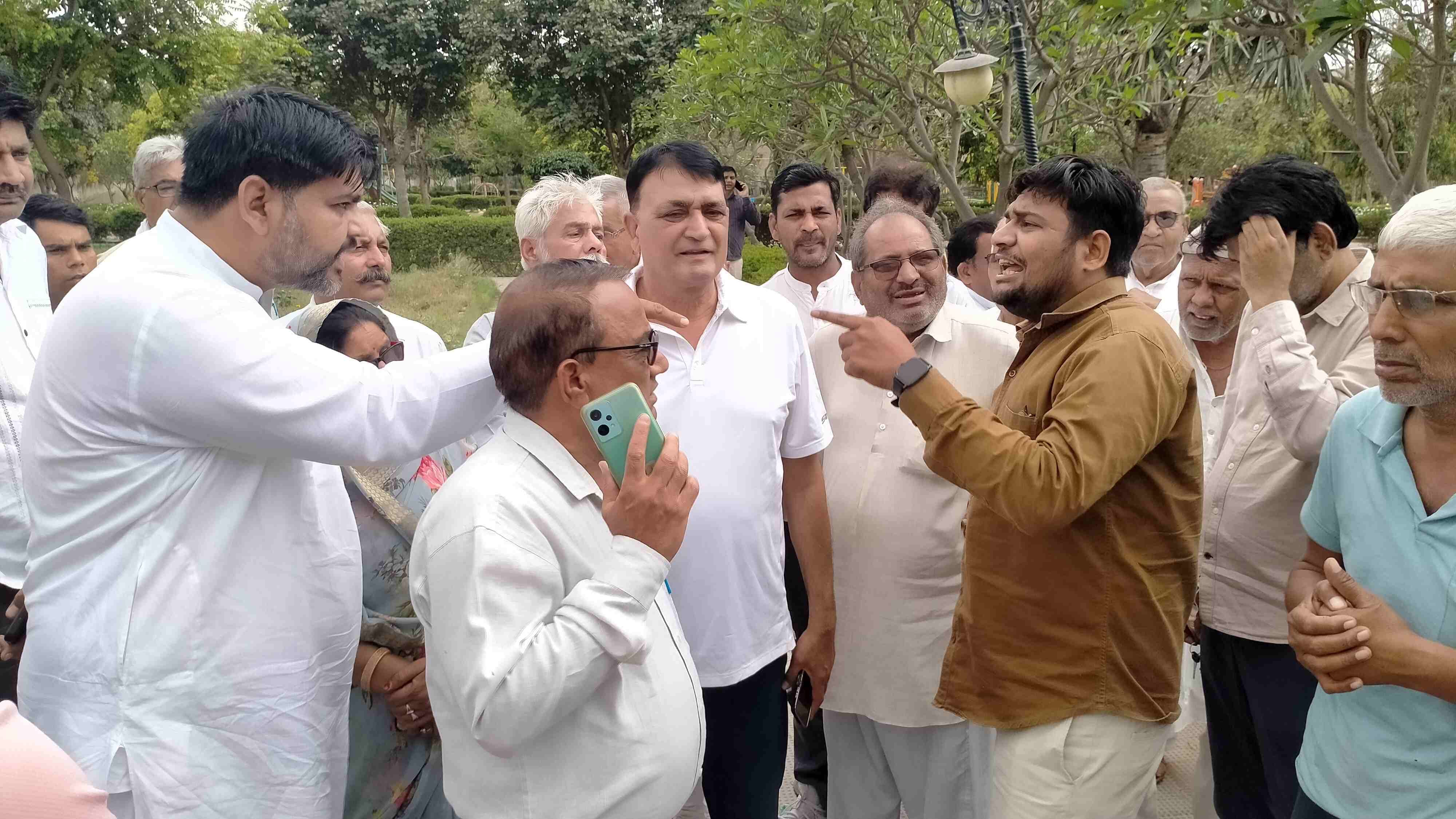 फोटो संख्या:67- नगर पालिका महेंद्रगढ़ में जेई मनोज कुमार से बातचीत करते शहरवासी--स्रोत--संवाद फोटो संख्या:67- नगर पालिका महेंद्रगढ़ में जेई मनोज कुमार से बातचीत करते शहरवासी--स्रोत--संवाद