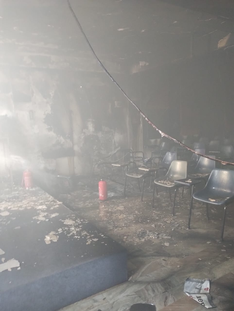 महेश नगर स्थित पेट्रोल पंप परिसर में लगी कोचिंग इंस्टीच्यूट के टूटे शीशे व बाहर खड़े लोग: संवा महेश नगर स्थित पेट्रोल पंप परिसर में लगी कोचिंग इंस्टीच्यूट के टूटे शीशे व बाहर खड़े लोग: संवा