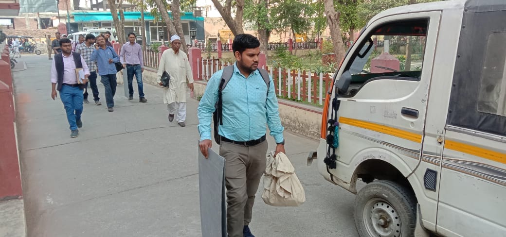पूरनपुर के गांव पिपरिया जयभद्र में वृद्धा का वोट डलवाती पोलिंग पार्टी । संवाद