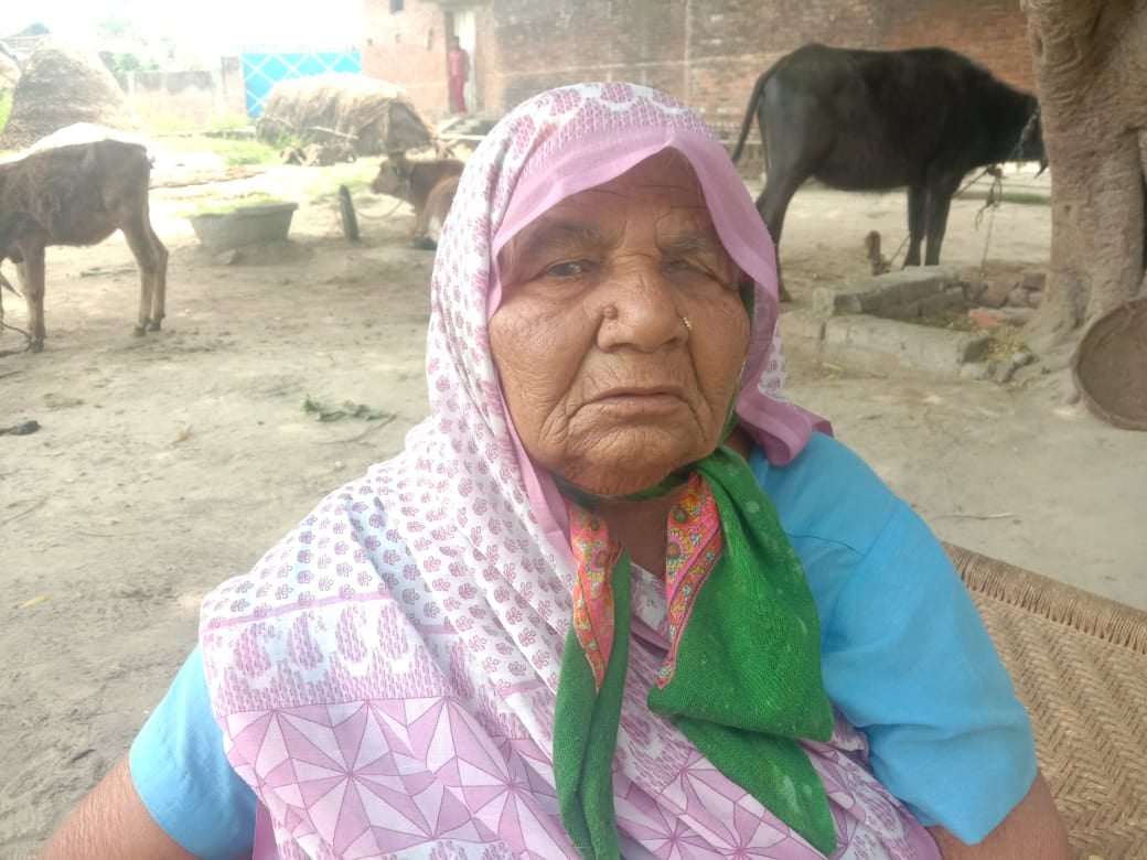 पूरनपुर के गांव पिपरिया जयभद्र में वृद्धा का वोट डलवाती पोलिंग पार्टी । संवाद