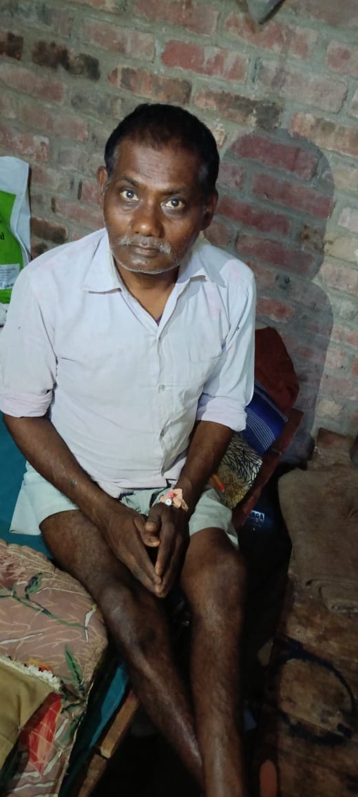 पूरनपुर के गांव पिपरिया जयभद्र में वृद्धा का वोट डलवाती पोलिंग पार्टी । संवाद