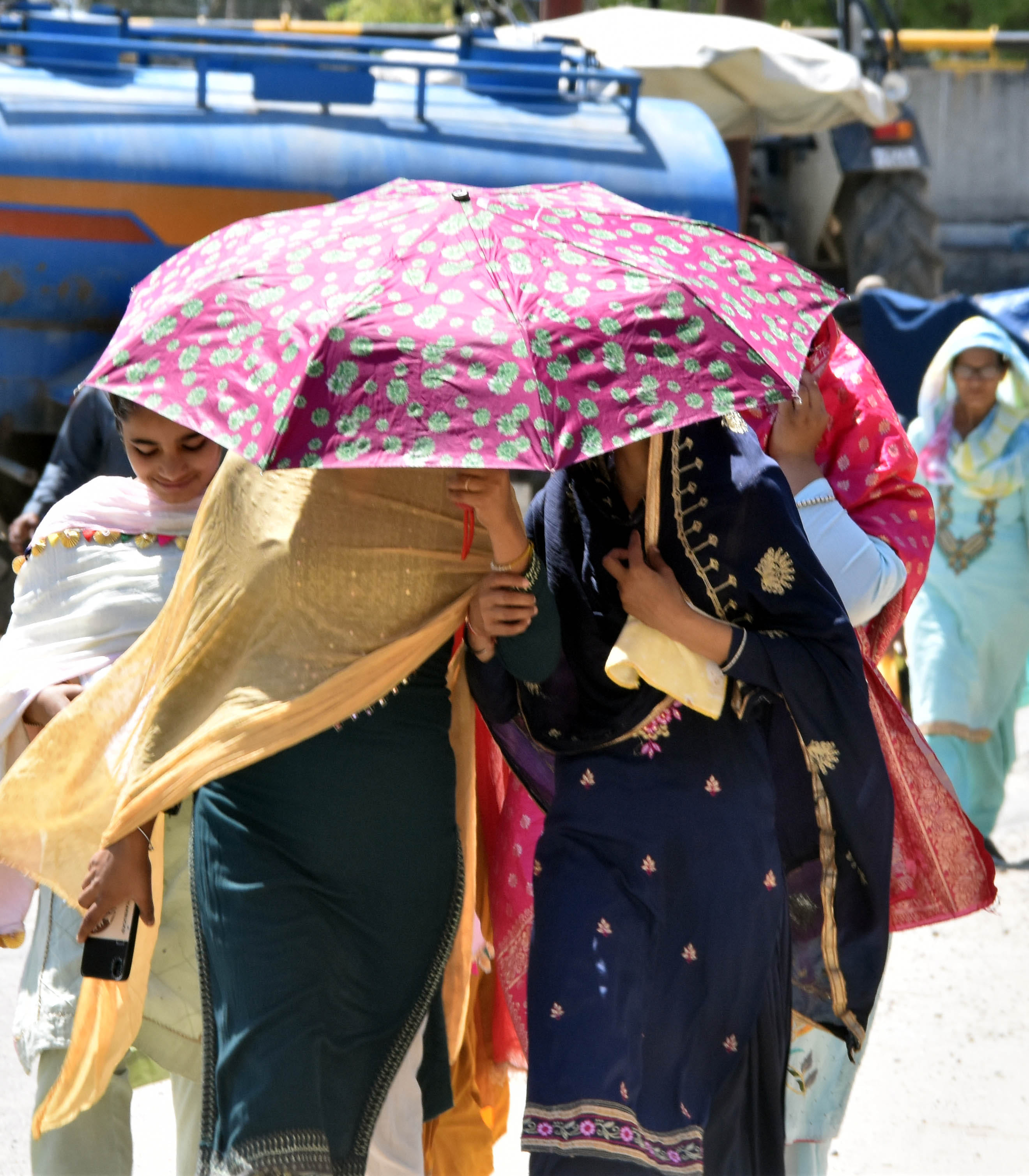 ऊना में तेज धूप से बचने के लिए सिर पर एक कपडा़ रख जाते युवा।संवाद ऊना में तेज धूप से बचने के लिए सिर पर एक कपडा़ रख जाते युवा।संवाद