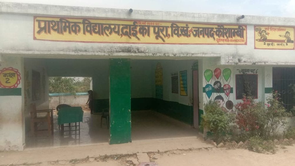 भड़ेसर स्थित उच्च प्राथमिक विद्यालय में खराब हैंडपंप दिखाता छात्र।       संवाद