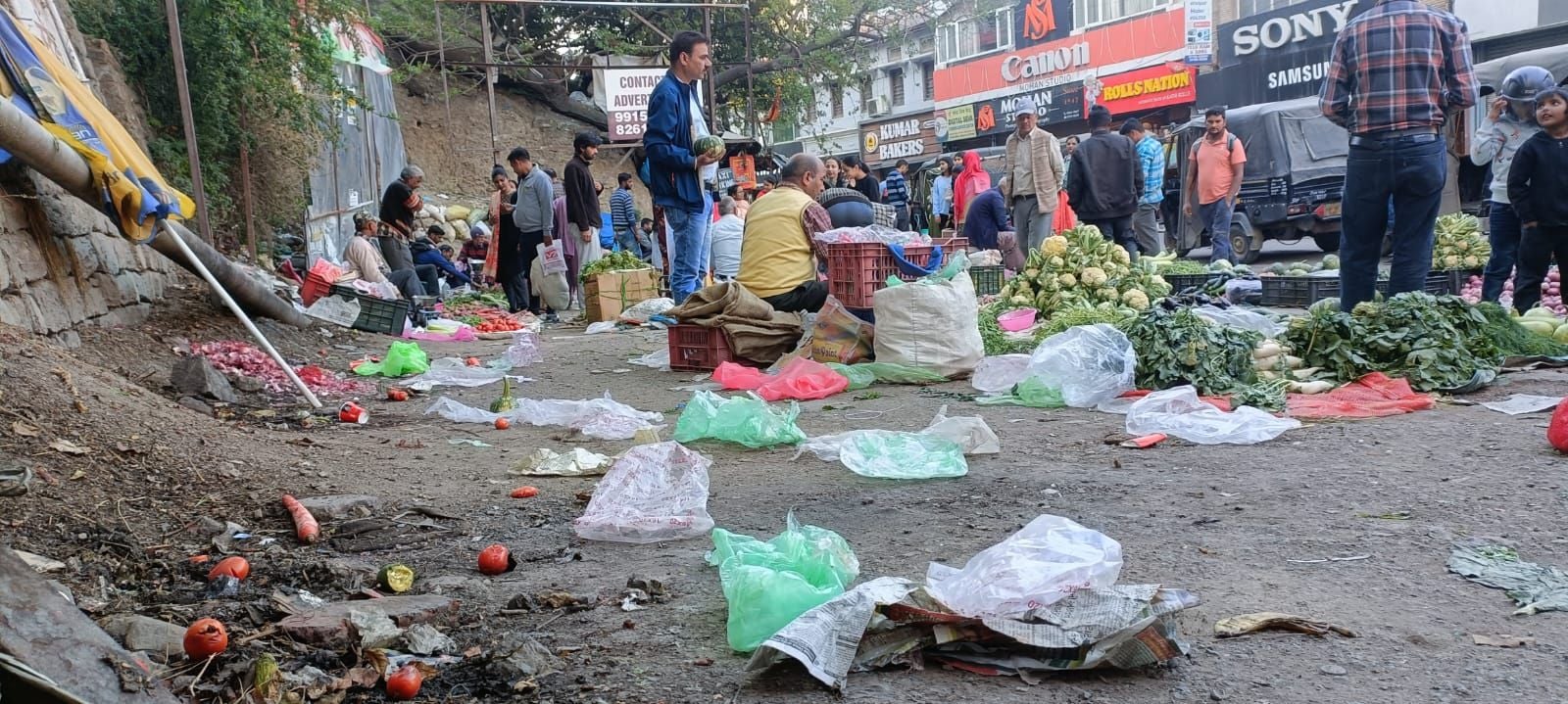 पुराने बस स्टैंड के पास लगने वाली संडे मंडी में फैली गंदगी। पुराने बस स्टैंड के पास लगने वाली संडे मंडी में फैली गंदगी।