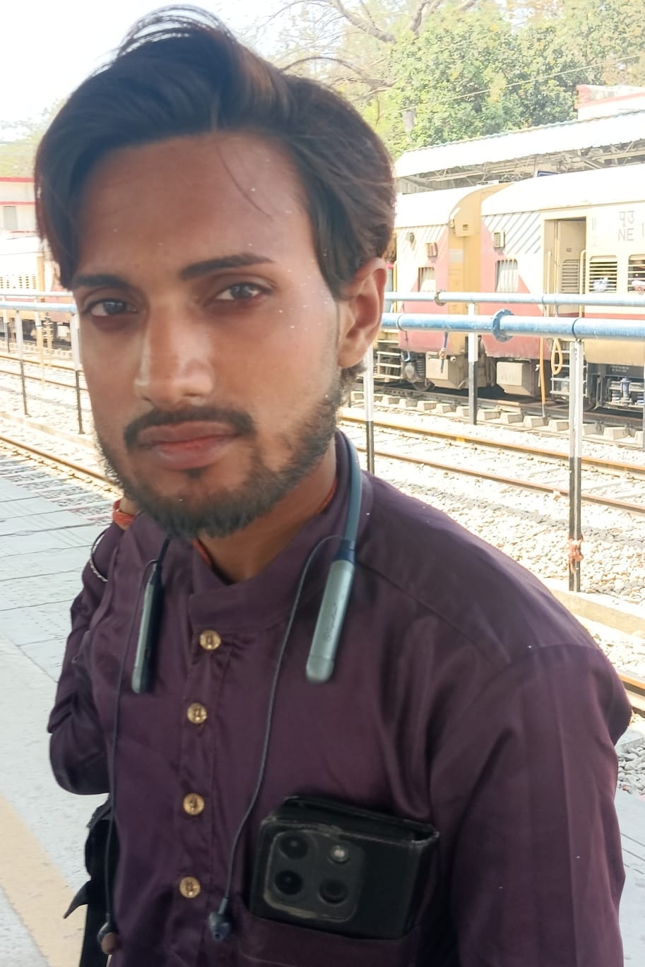 रेलवे जंक्शन पर ट्रेनो में रही यात्रियों की भीड़ । संवाद रेलवे जंक्शन पर ट्रेनो में रही यात्रियों की भीड़ । संवाद