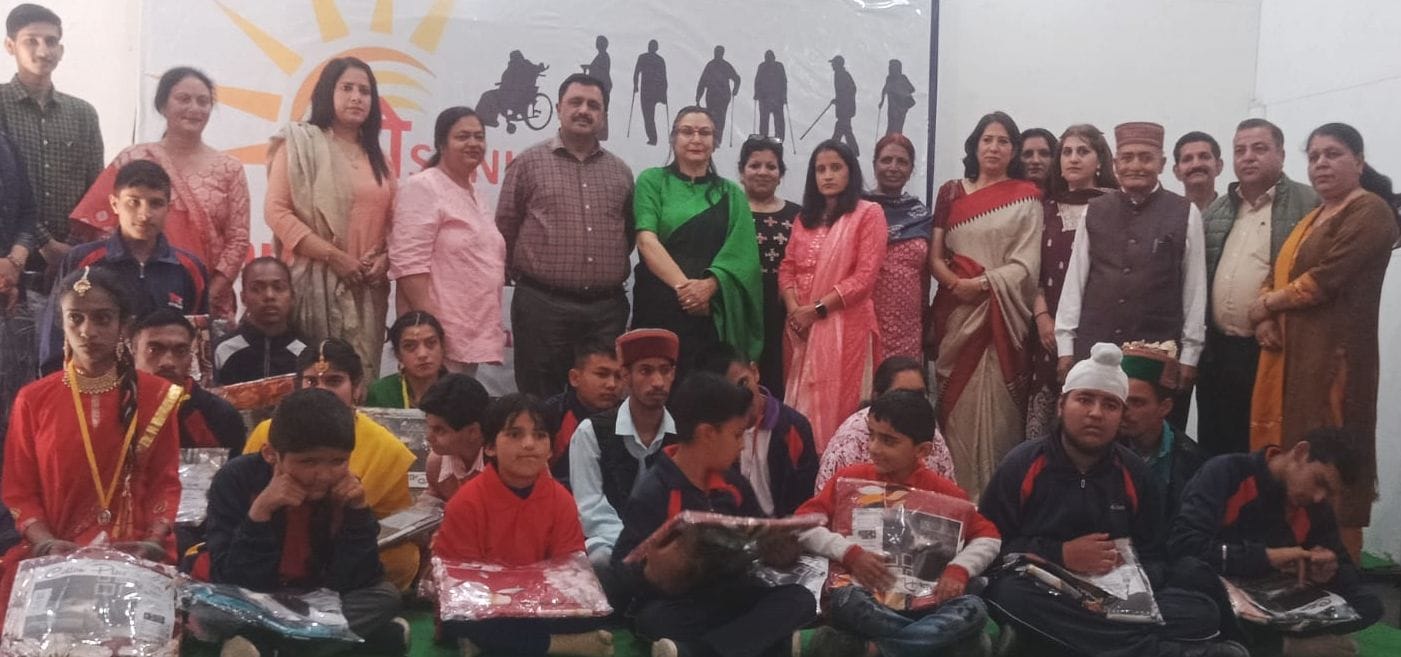रोशनी डे-केयर संस्थान में विशेष बच्चों को समानित करते उपायुक्त मनमोहन शर्मा। संवाद रोशनी डे-केयर संस्थान में विशेष बच्चों को समानित करते उपायुक्त मनमोहन शर्मा। संवाद