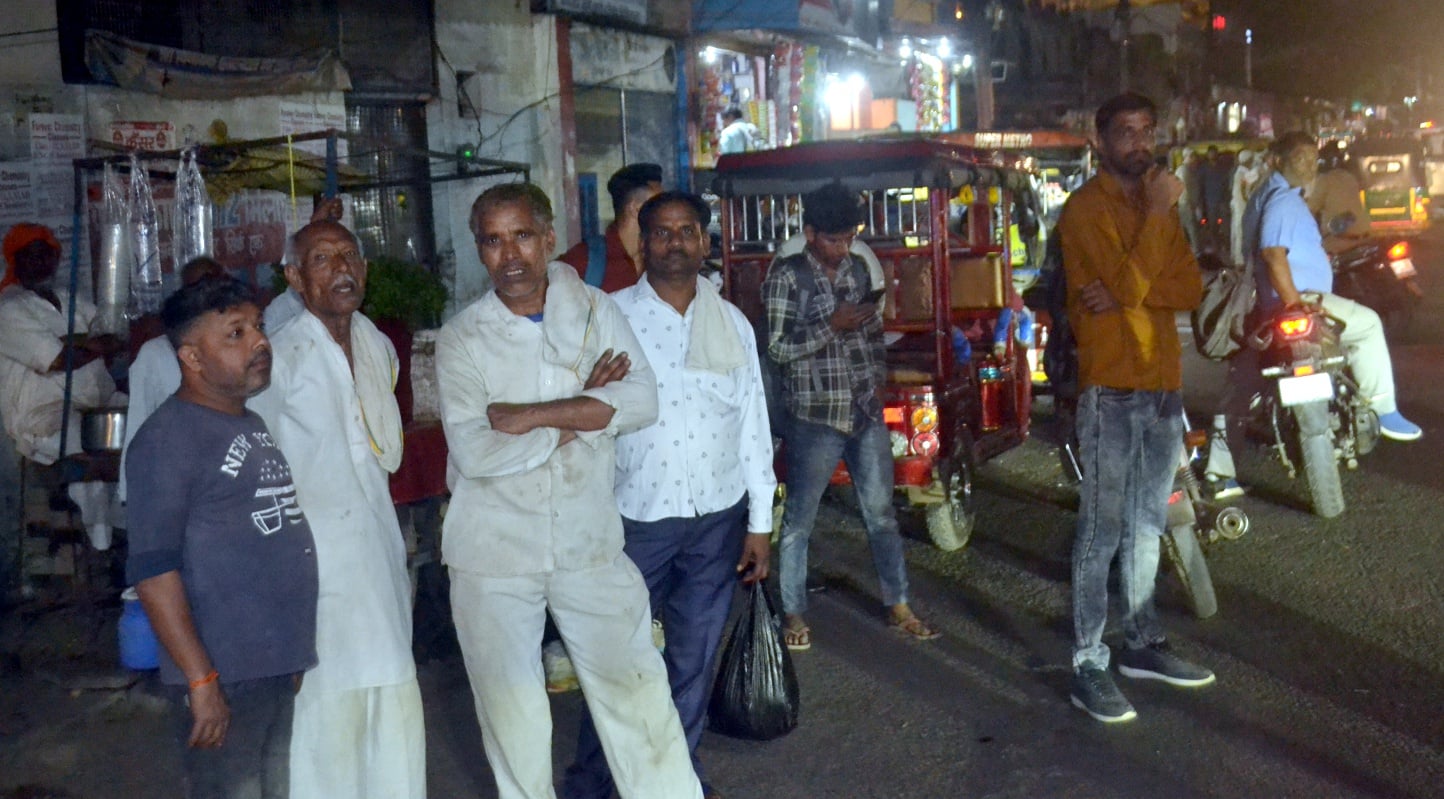 ऊन में सहारनपुर रैली में प्राइवेट बसे जाने के बाद डग्गामार वाहनो में बैठते यात्री ऊन में सहारनपुर रैली में प्राइवेट बसे जाने के बाद डग्गामार वाहनो में बैठते यात्री