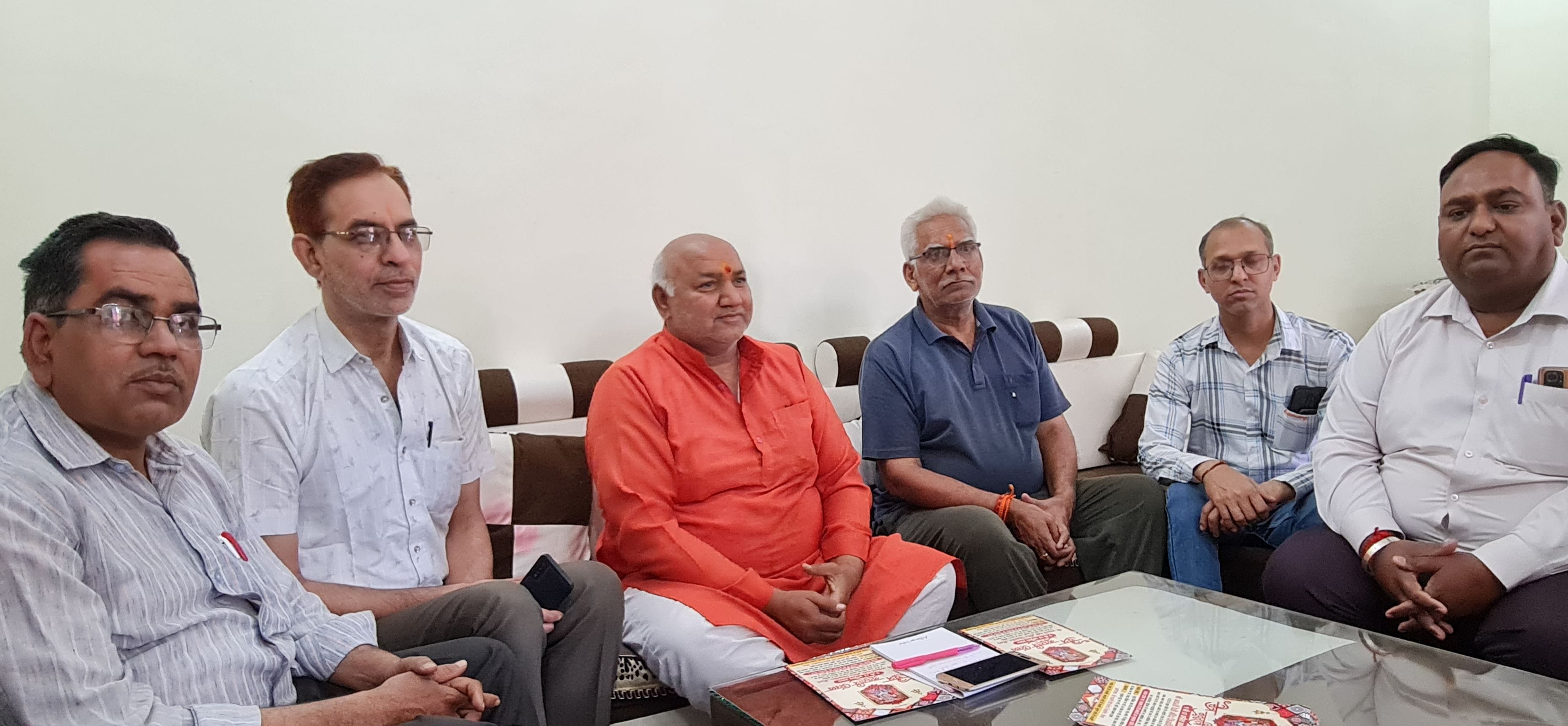 07जेएनडी06 : श्री जयंती देवी मंदिर में पत्रकारों से बातचीत करते पुजारी नवीन शास्त्री व अन्य श्र