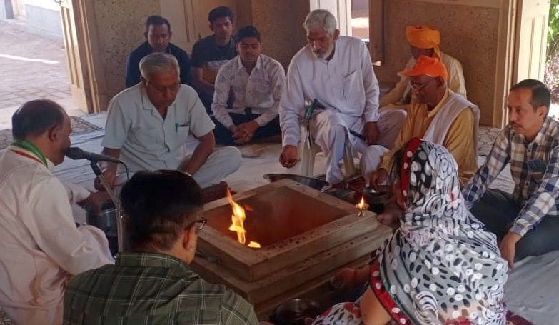 07जेएनडी08-पर्यावरण शुद्धि एवं समृद्धि के लिए हवन करते हुए। स्रोत आर्य समाज 07जेएनडी08-पर्यावरण शुद्धि एवं समृद्धि के लिए हवन करते हुए। स्रोत आर्य समाज