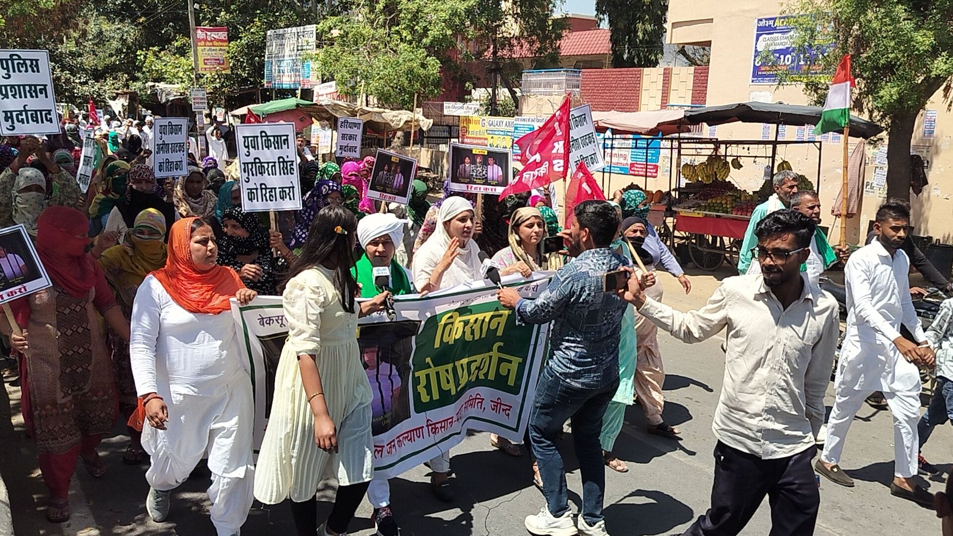 07जेएनडी11 : शहर में प्रदर्शन करते खटकड़ टोल कमेटी के लोग। संवाद 07जेएनडी11 : शहर में प्रदर्शन करते खटकड़ टोल कमेटी के लोग। संवाद