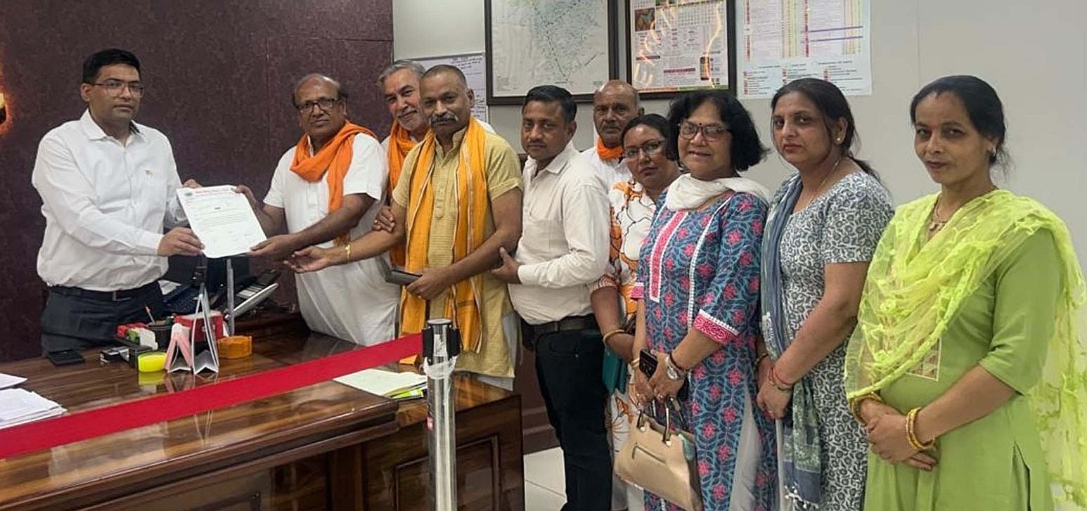 08जेएनडी06: मांगों को लेकर डीसी को ज्ञापन सौंपते हुए विहिप सदस्य। संवाद