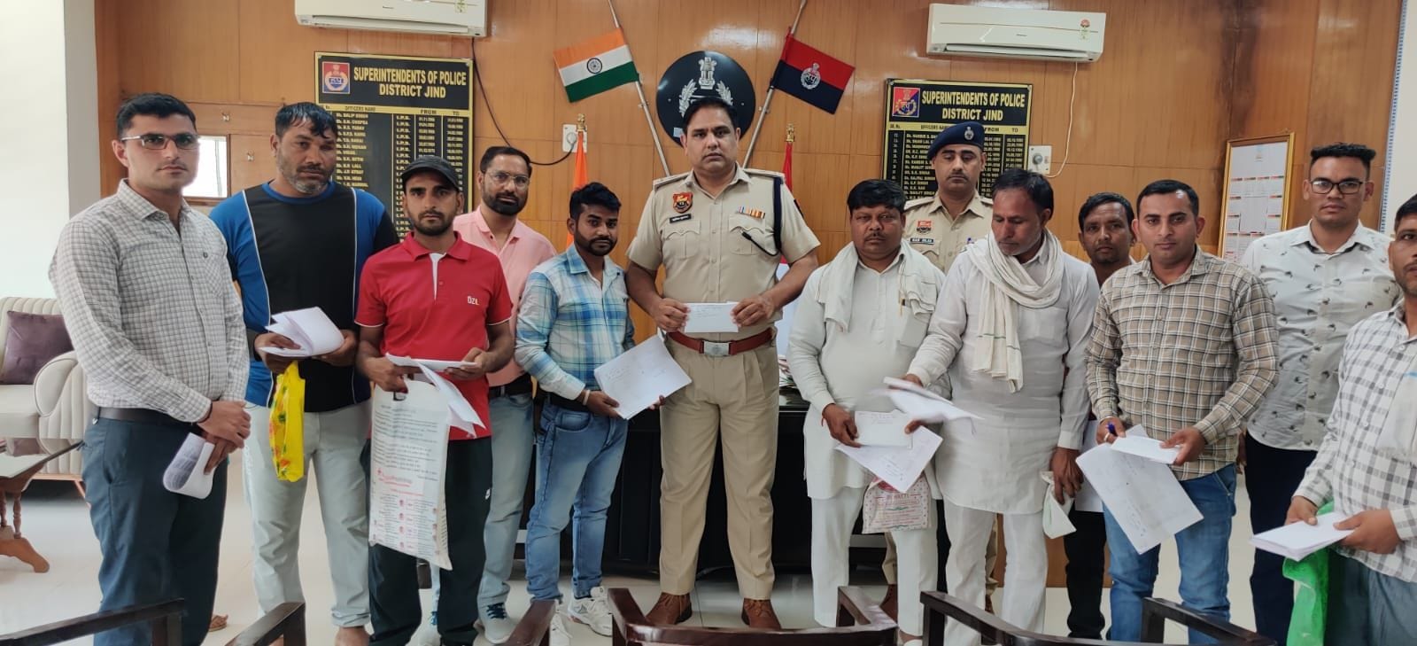 08जेएनडी30: बरामद हुए मोबाइल फोन मालिकों को लौटाते हुए एसपी सुमित कुमार। स्रोत पुलिस प्रशासन 08जेएनडी30: बरामद हुए मोबाइल फोन मालिकों को लौटाते हुए एसपी सुमित कुमार। स्रोत पुलिस प्रशासन
