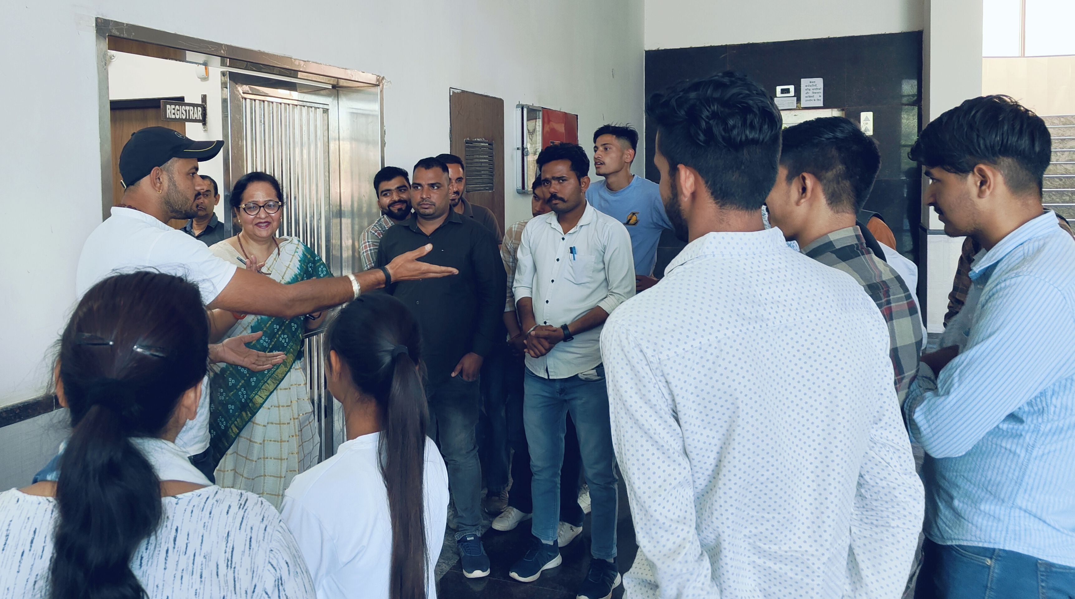 08जेएनडी11-सीआरएसयू में पेयजल की मांग को लेकर कुलसचिव से मिलते छात्र। स्रोत संगठन 08जेएनडी11-सीआरएसयू में पेयजल की मांग को लेकर कुलसचिव से मिलते छात्र। स्रोत संगठन