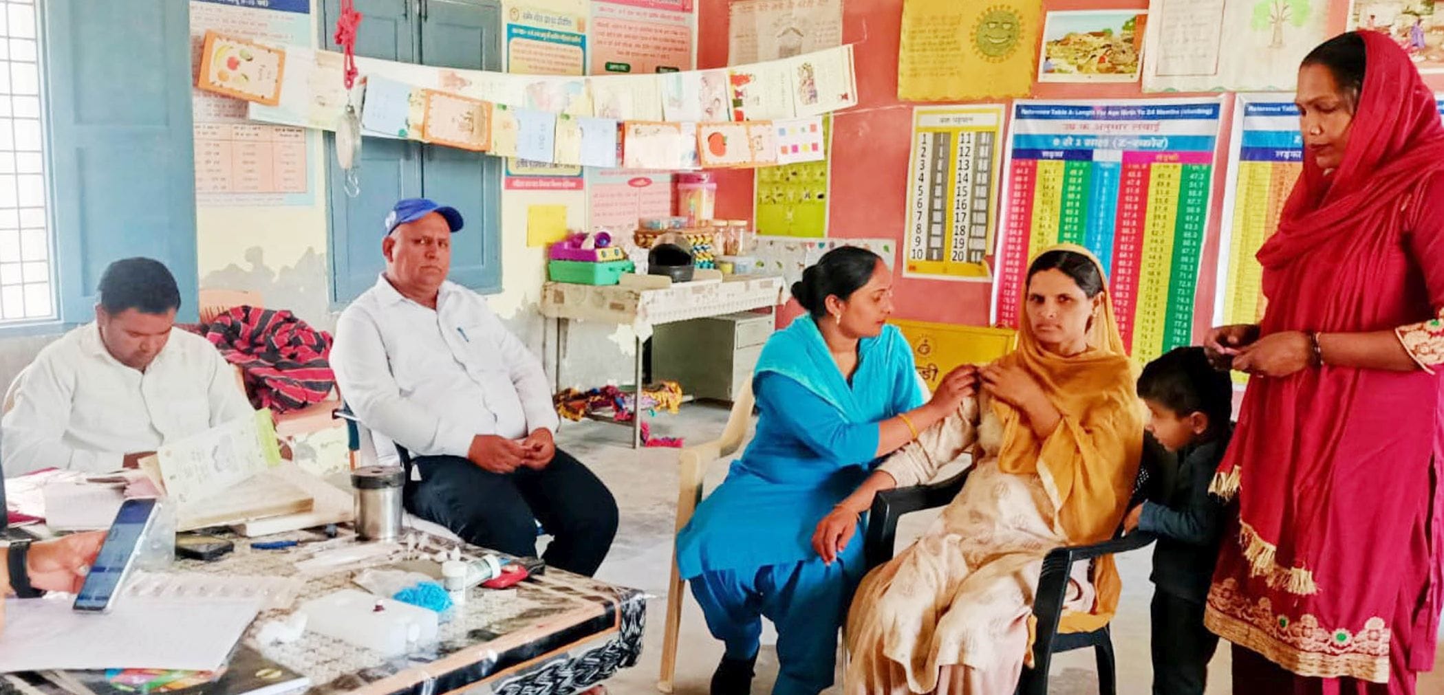 09जेएनडी07: हसनपुर गांव में व्यस्क बीसीजी का टीका लगाती स्वास्थ्य विभाग की टीम। संवाद