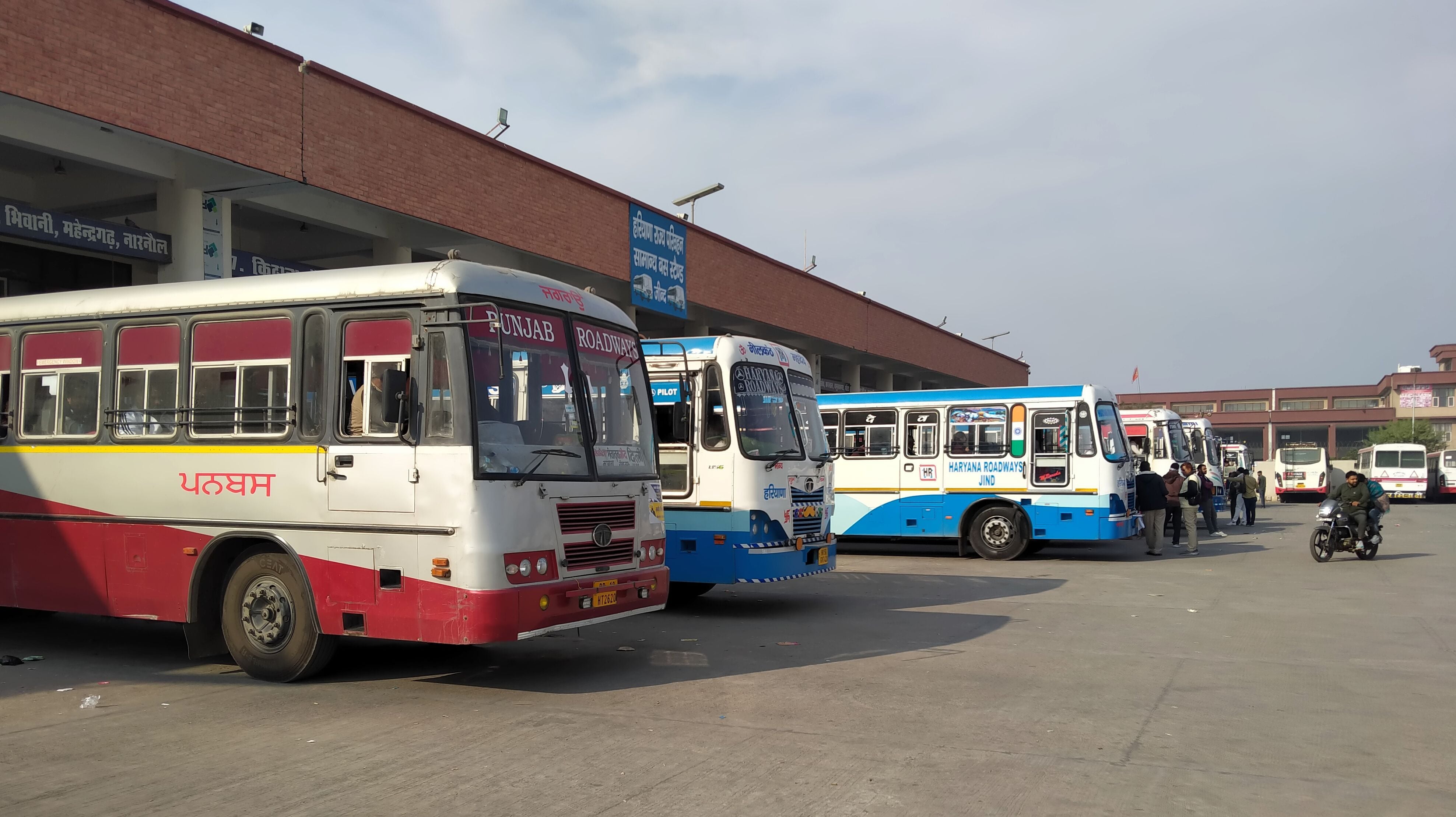 09जेएनडी10-सामान्य बस अड्डा, जहां से हिमाचल प्रदेश के लिए बसें चलेंगी। संवाद